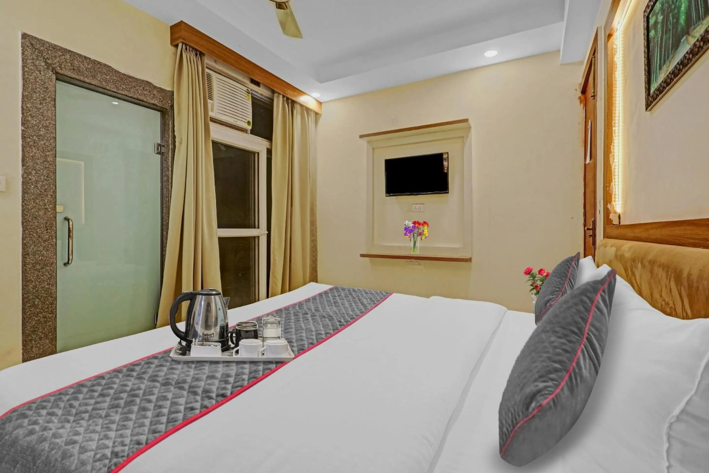 Bedroom, Bed in Super Townhouse Lucky Grand Palace