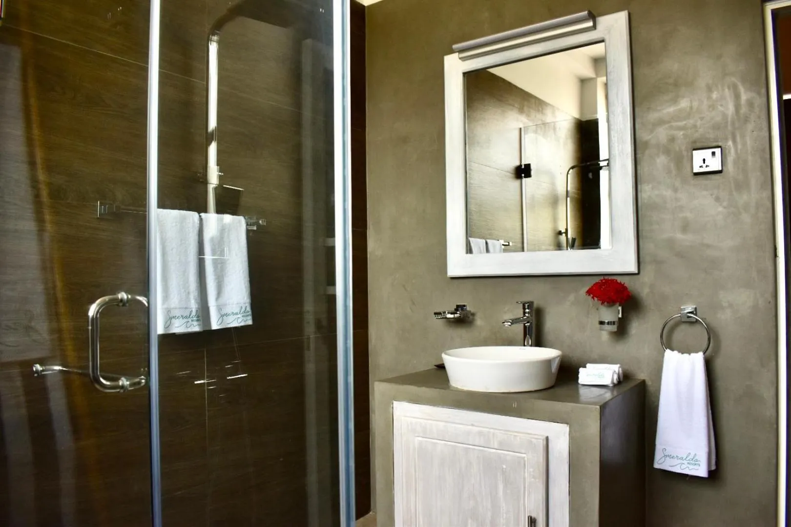 Shower in Smeralda Resorts Dikwella