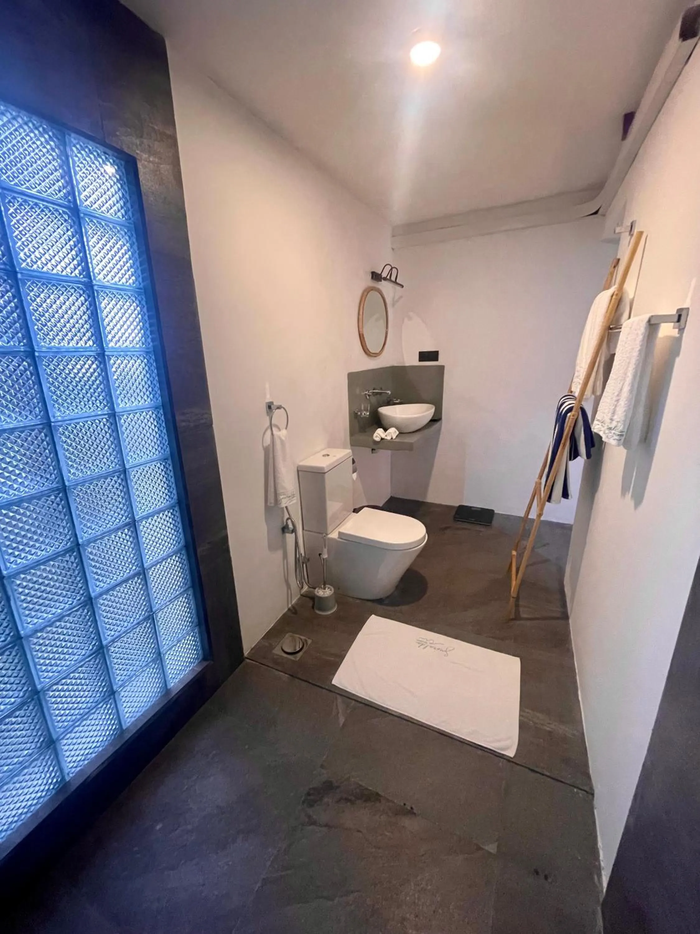 Shower in Smeralda Resorts Dikwella