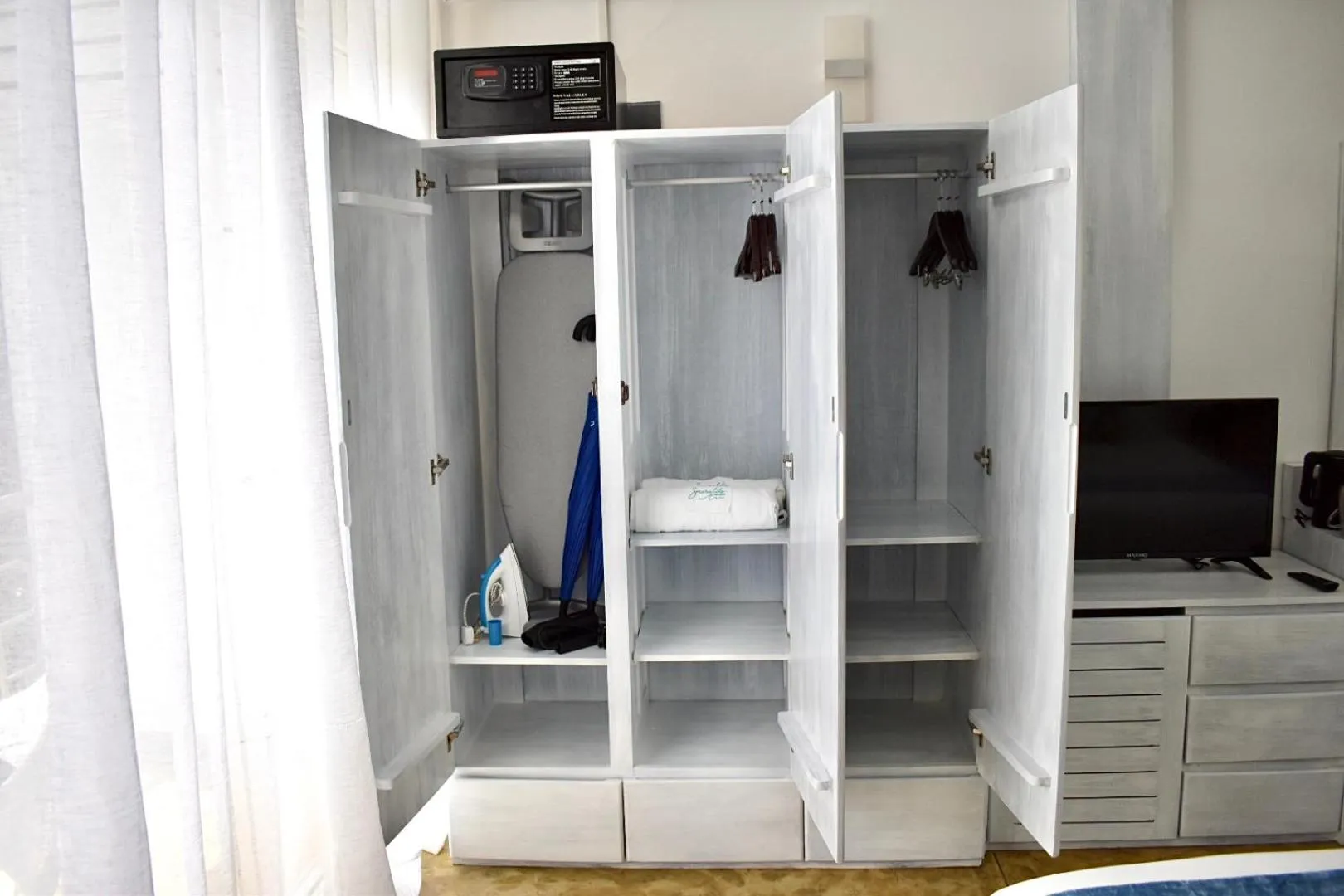 TV and multimedia in Smeralda Resorts Dikwella