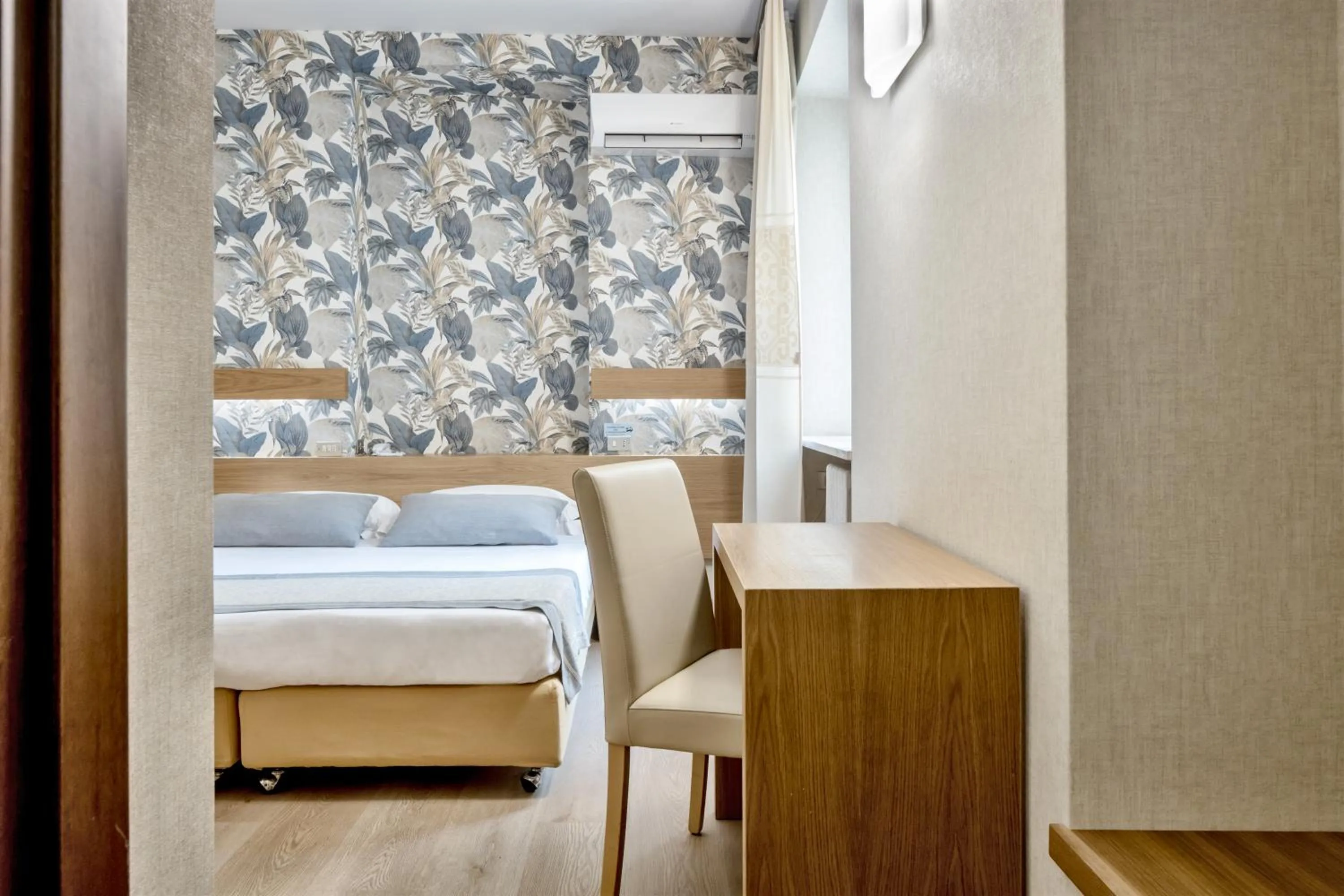 Photo of the whole room, Bed in Hotel Italia