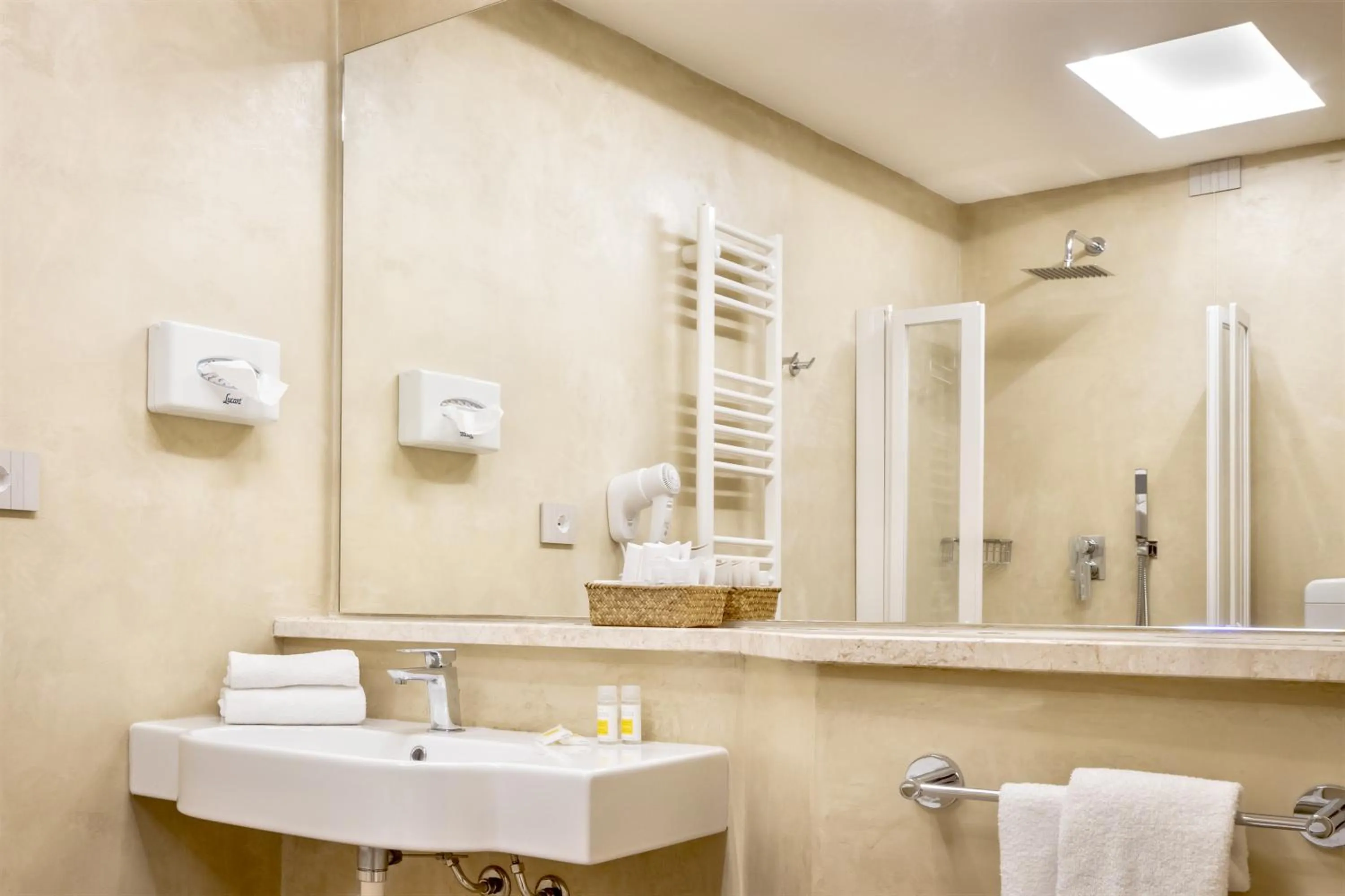 Bathroom in Hotel Italia