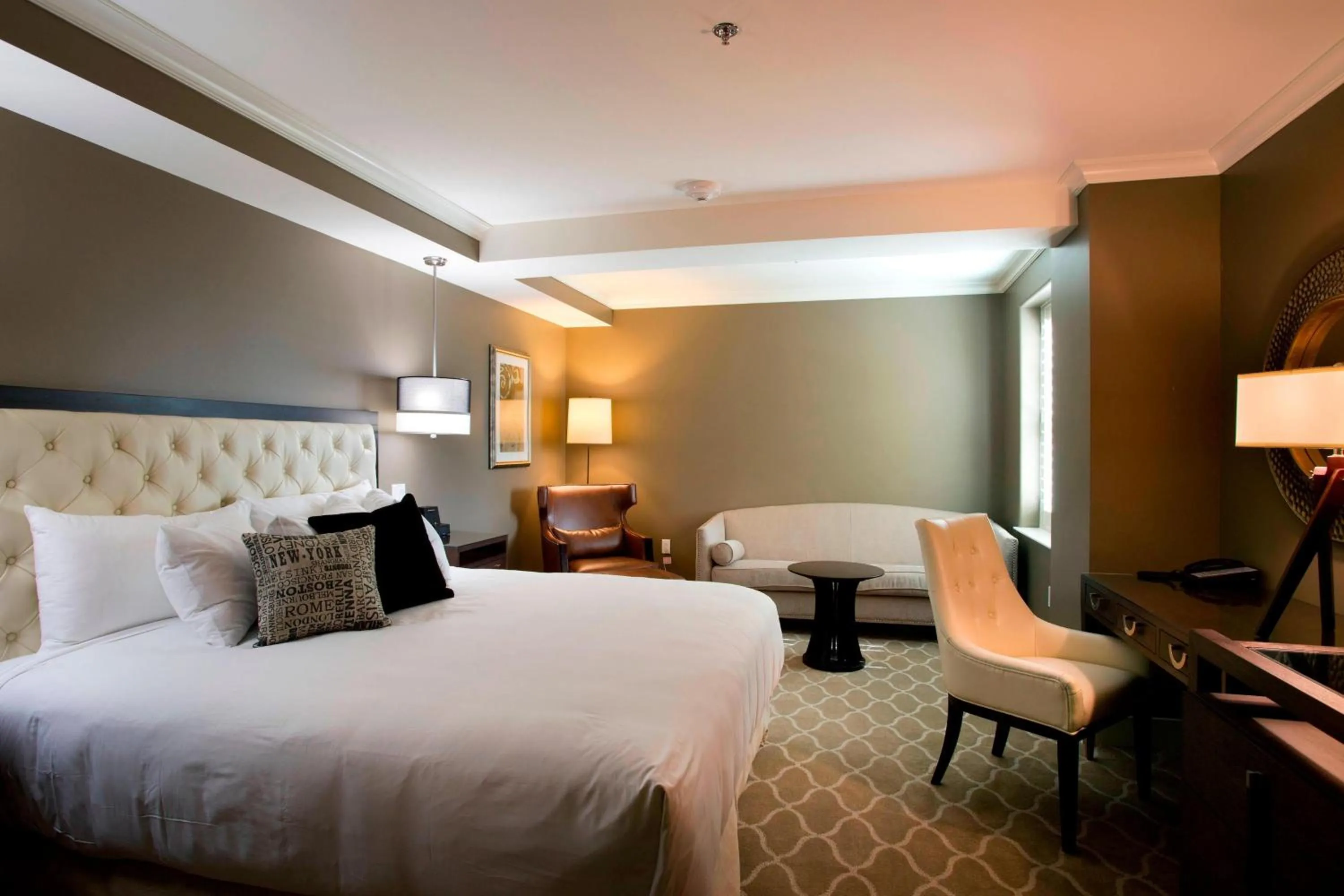 Photo of the whole room, Bed in Ambassador Hotel Oklahoma City, Autograph Collection