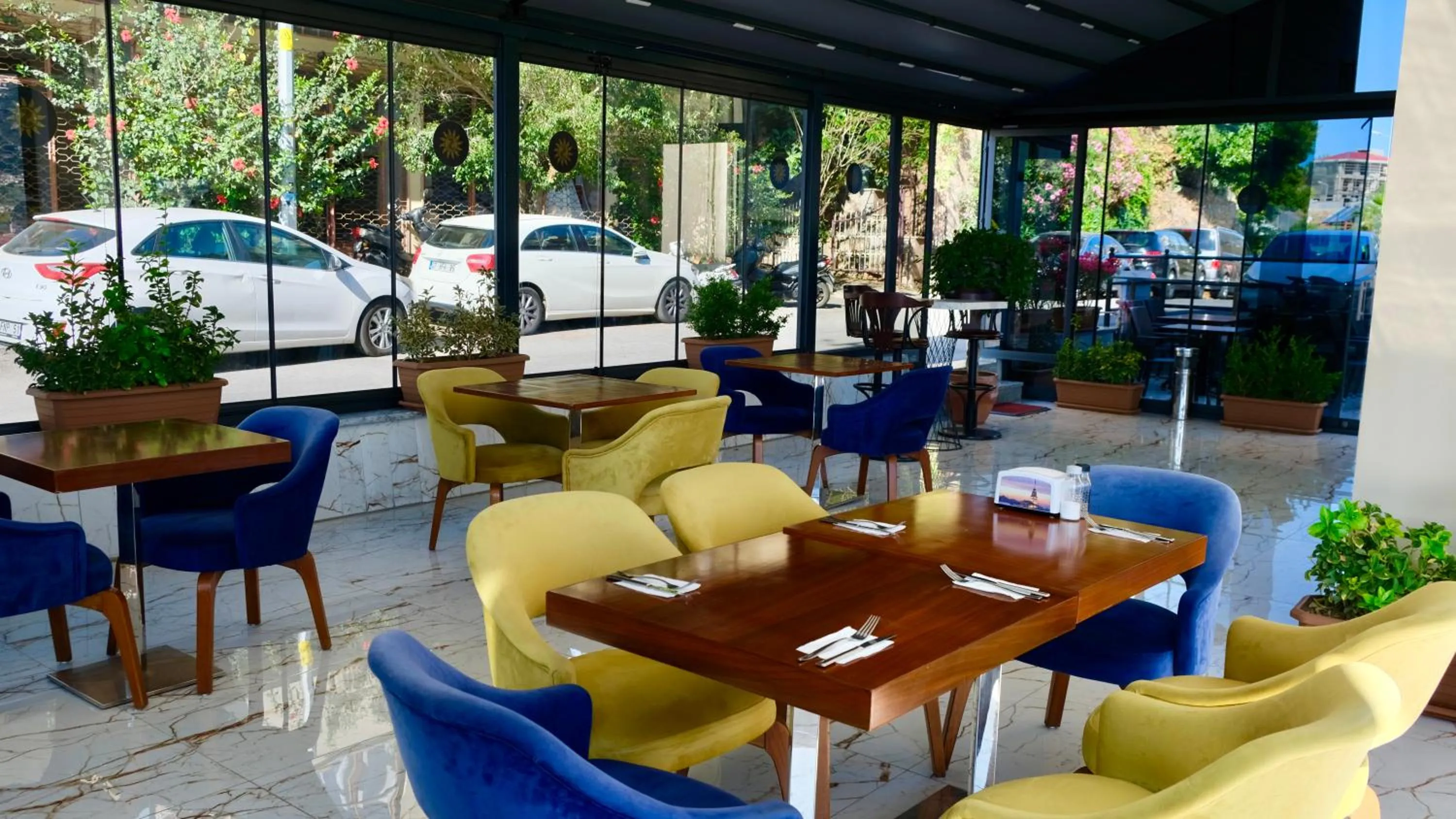 Restaurant/places to eat in Castle Light Boutique