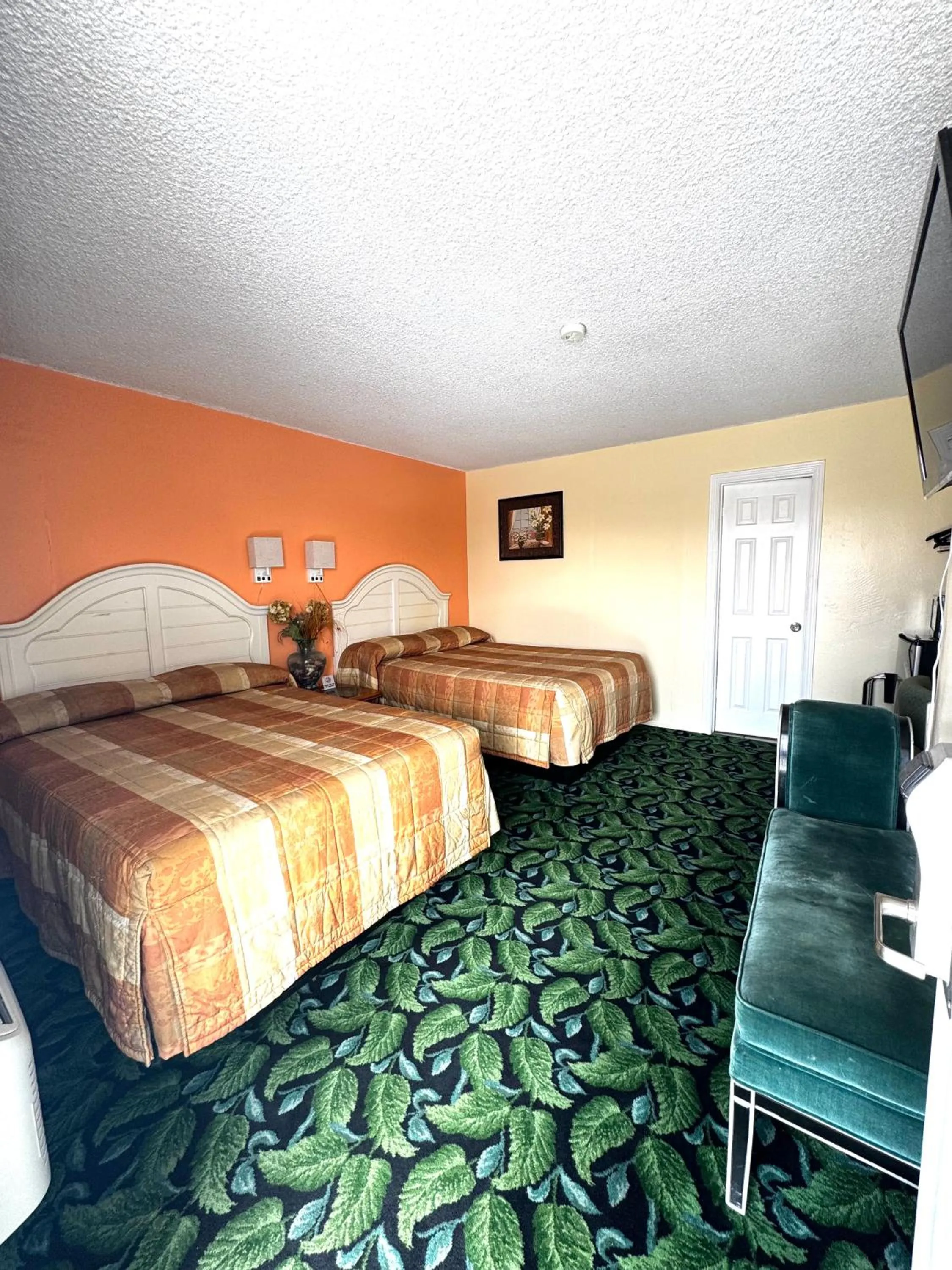 Bed in Walden Motel