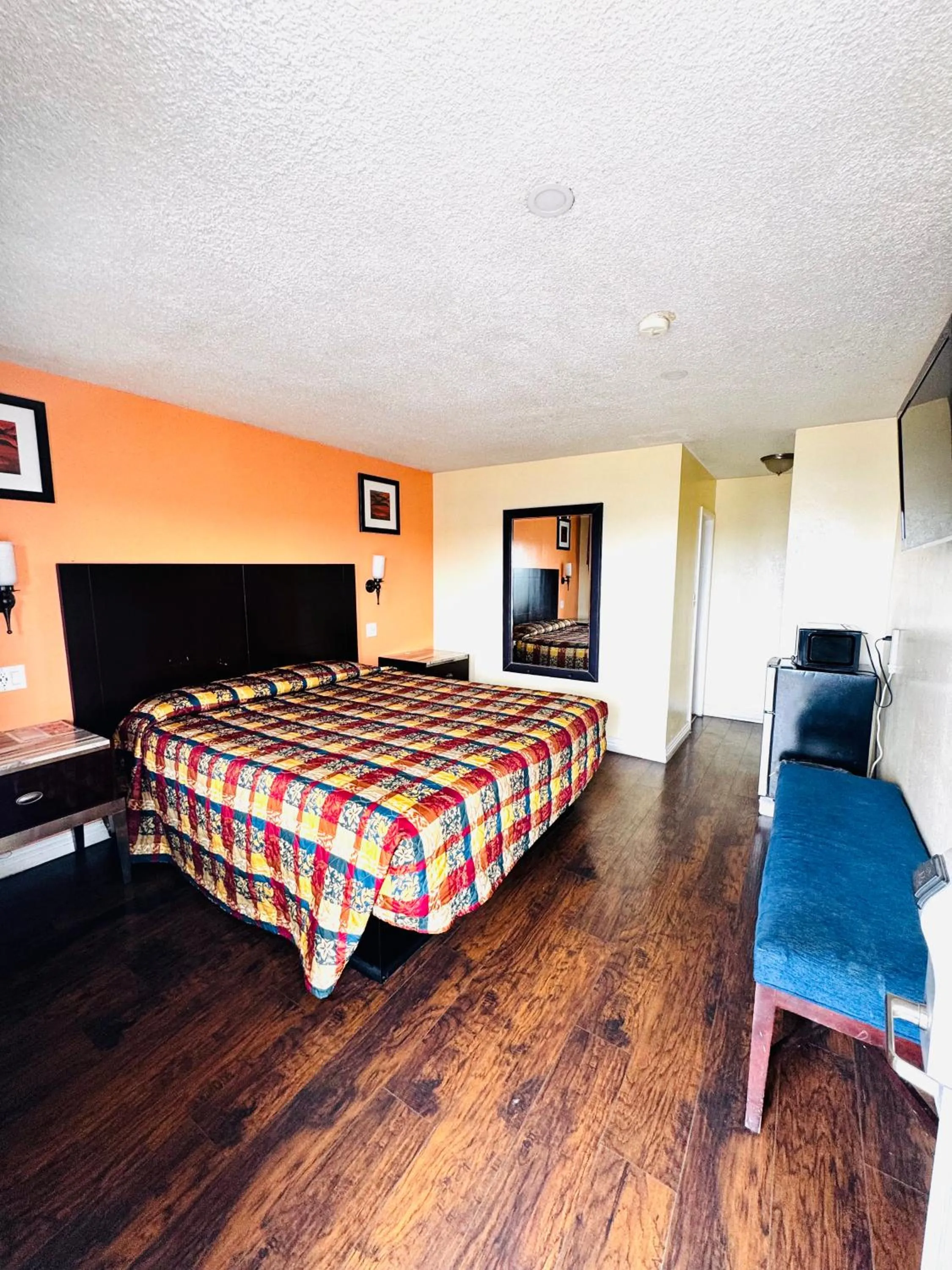 Bed in Walden Motel