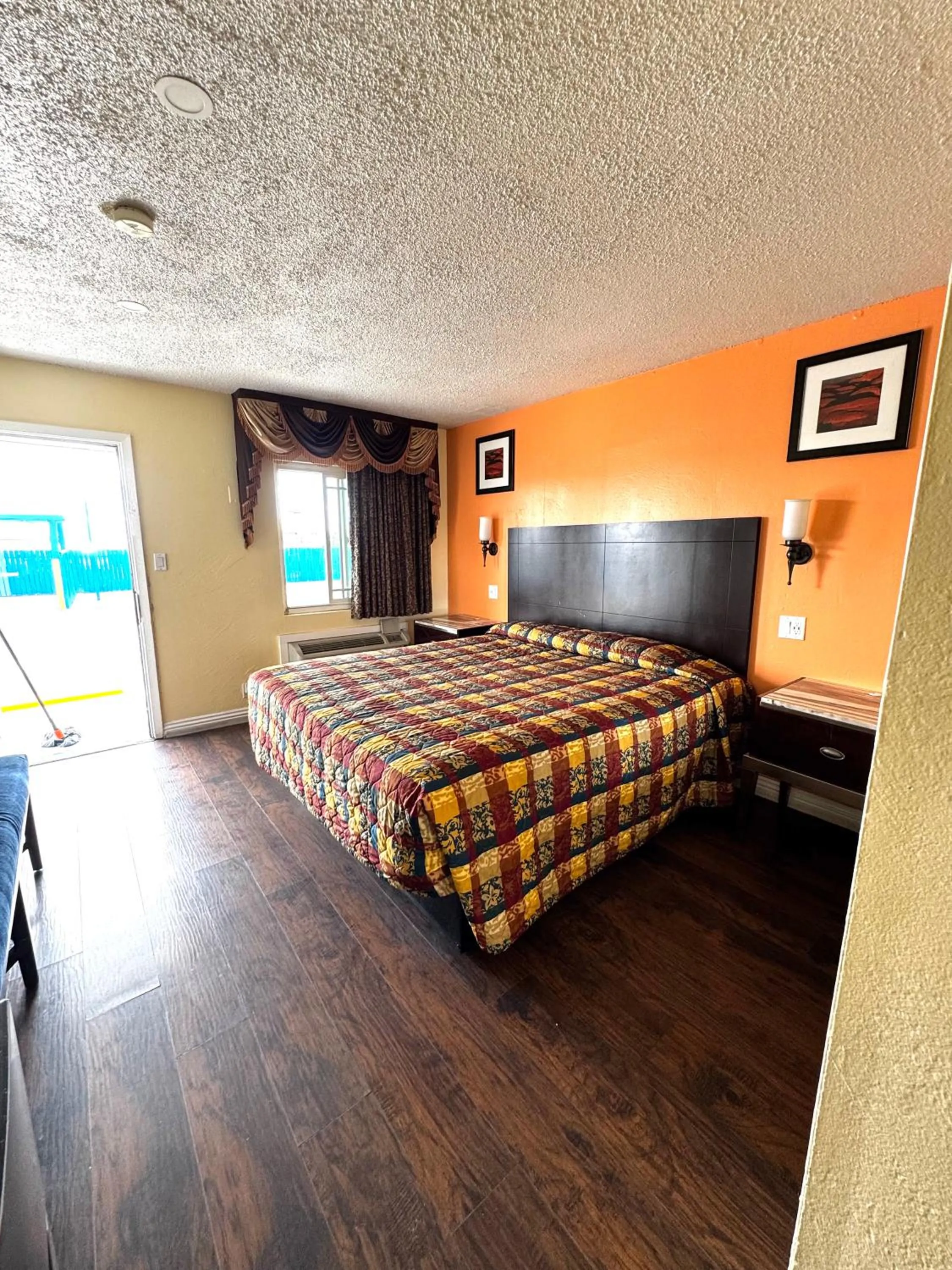 Bed in Walden Motel
