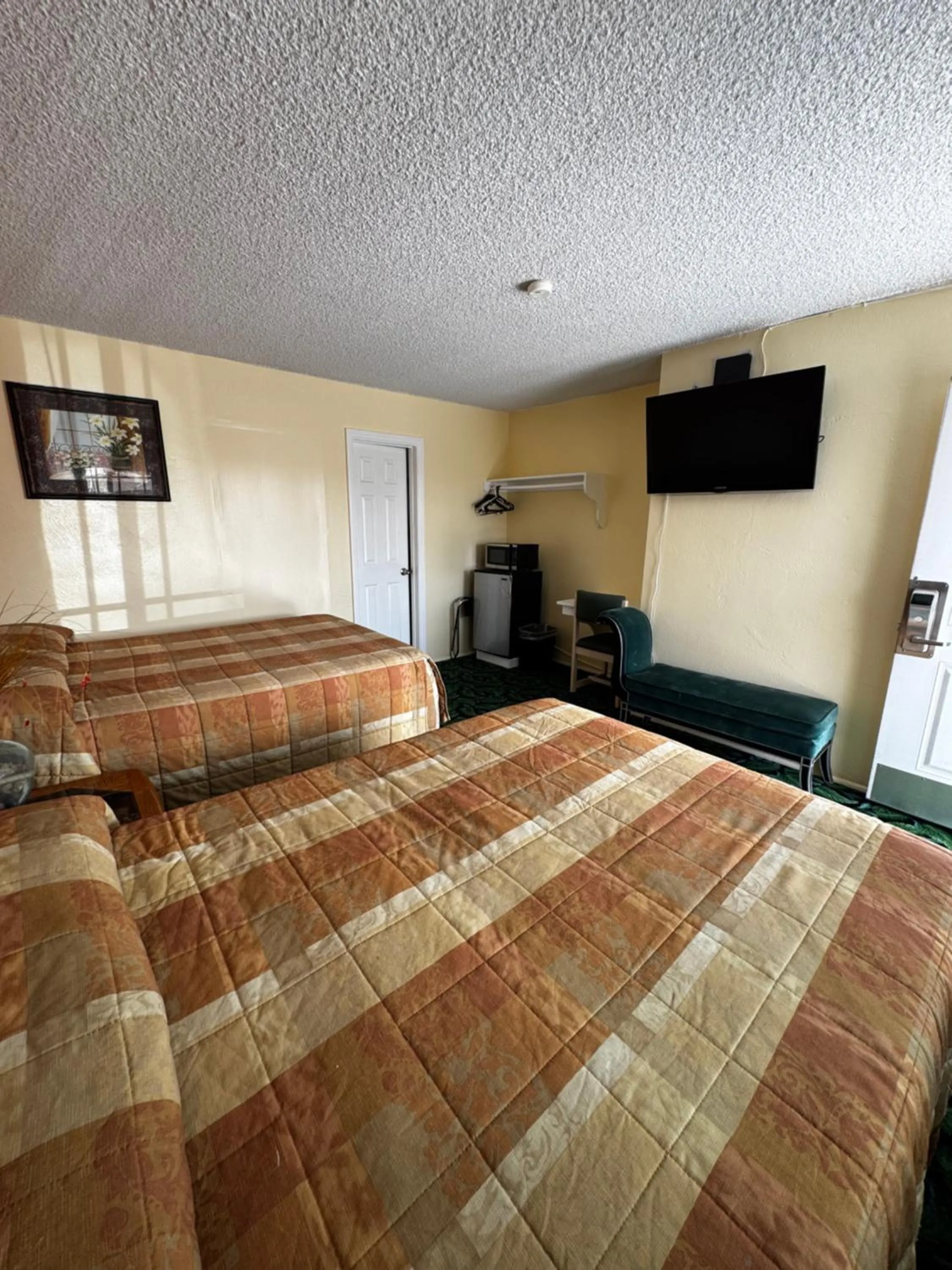 Bed in Walden Motel