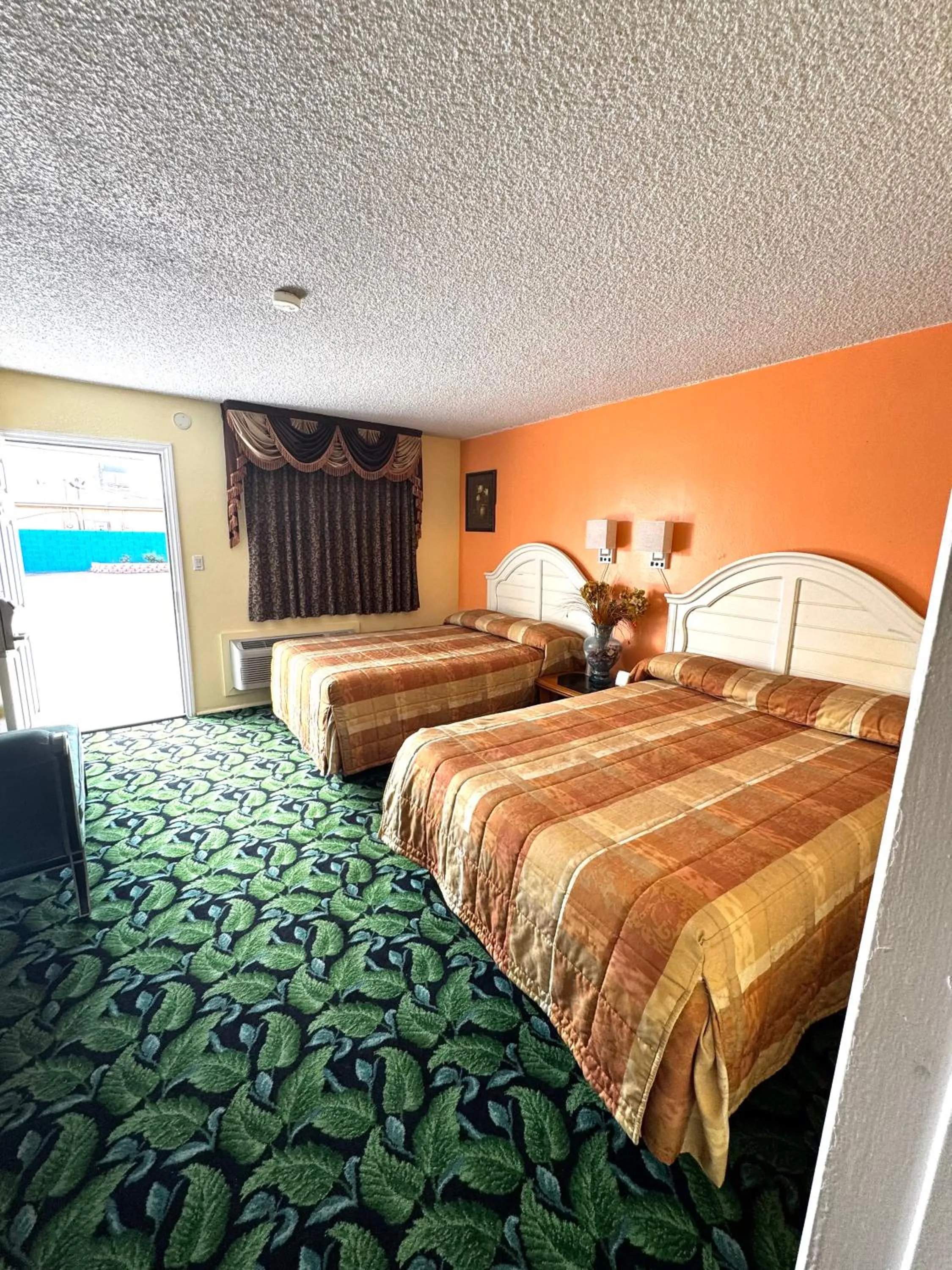 Bed in Walden Motel