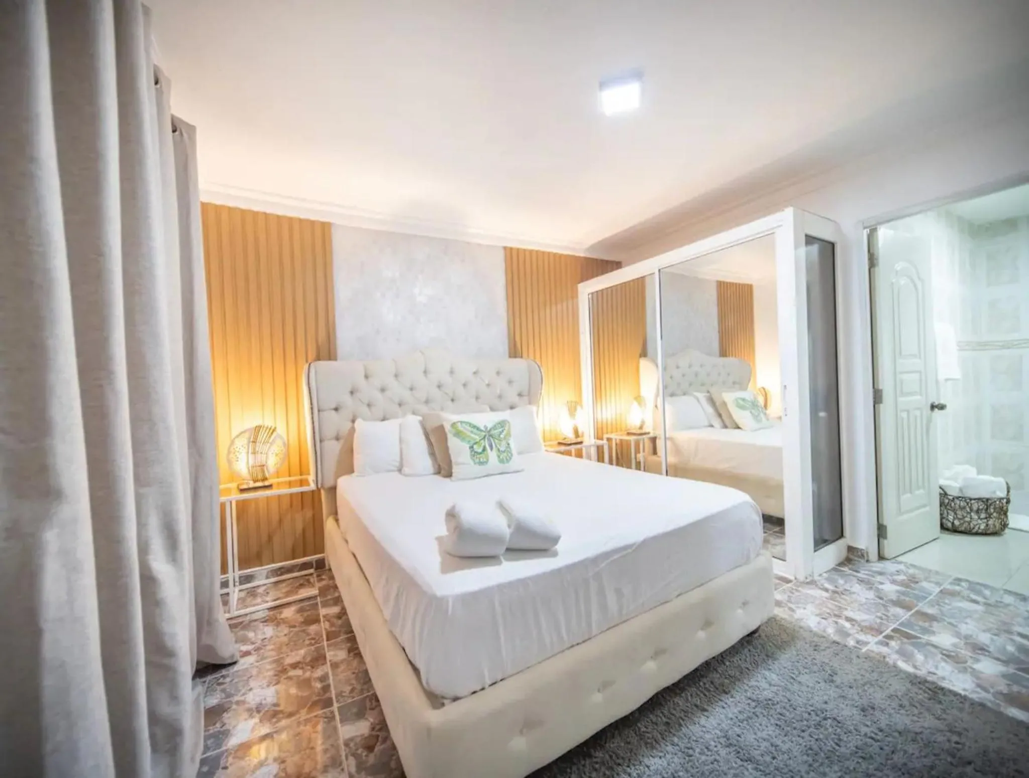 Stylish 1r-1b Apt Near The Beach And Main Street