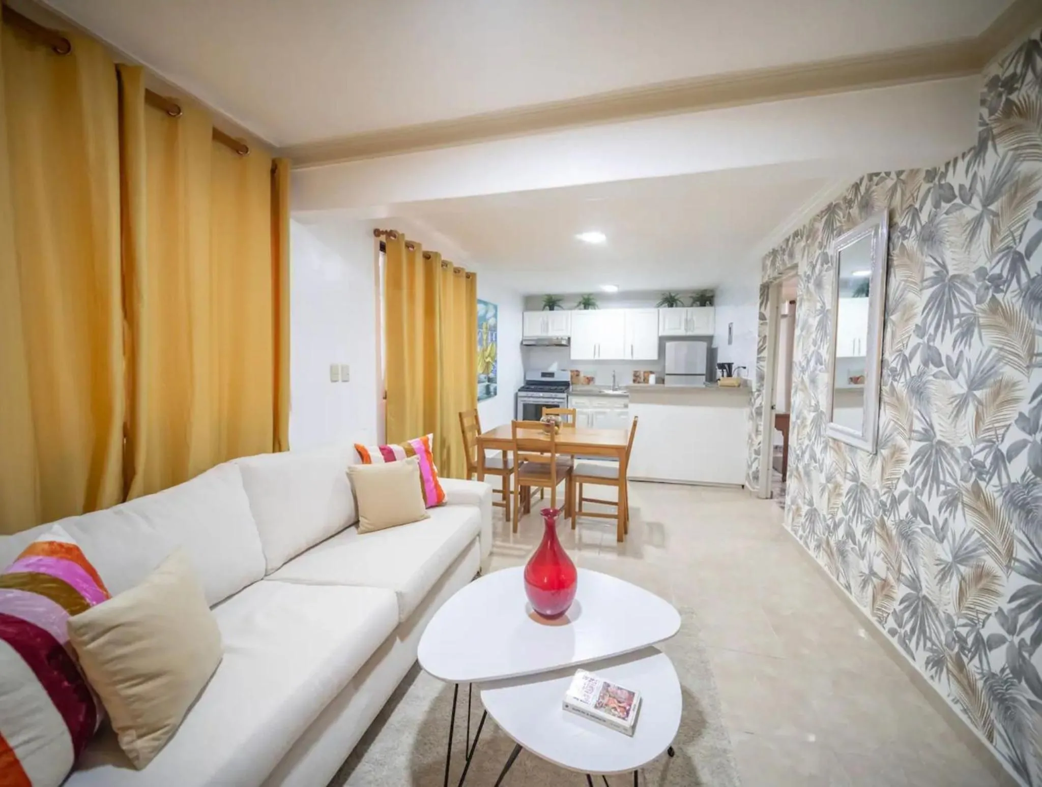Stylish 1r-1b Apt Near The Beach And Main Street