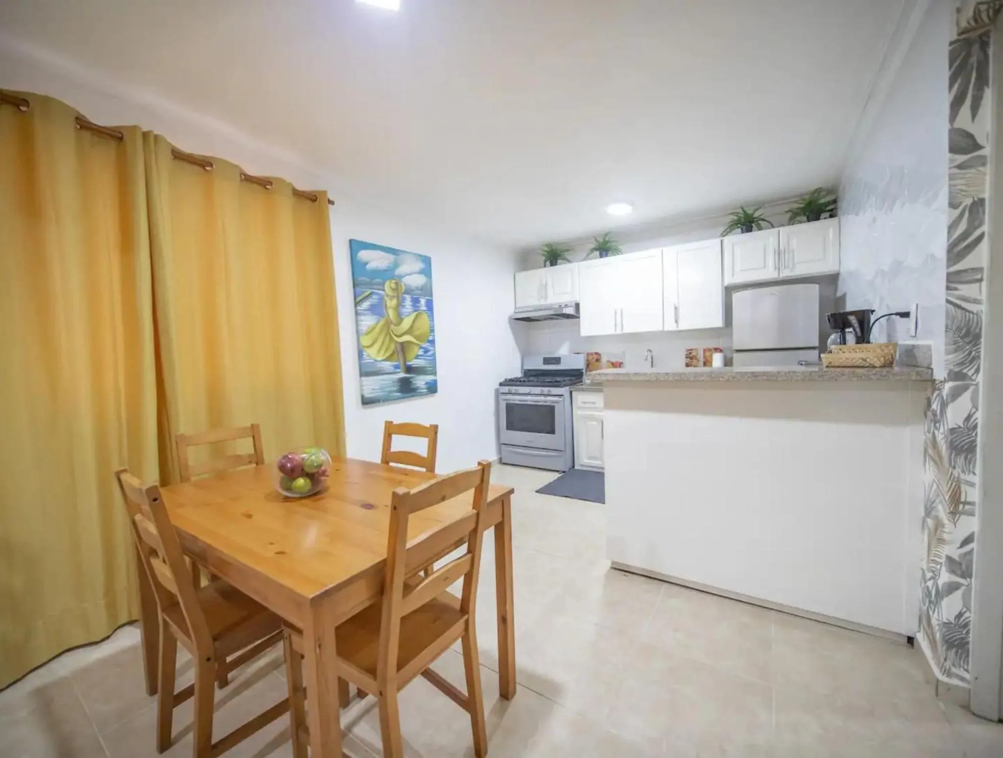 Stylish 1r-1b Apt Near The Beach And Main Street