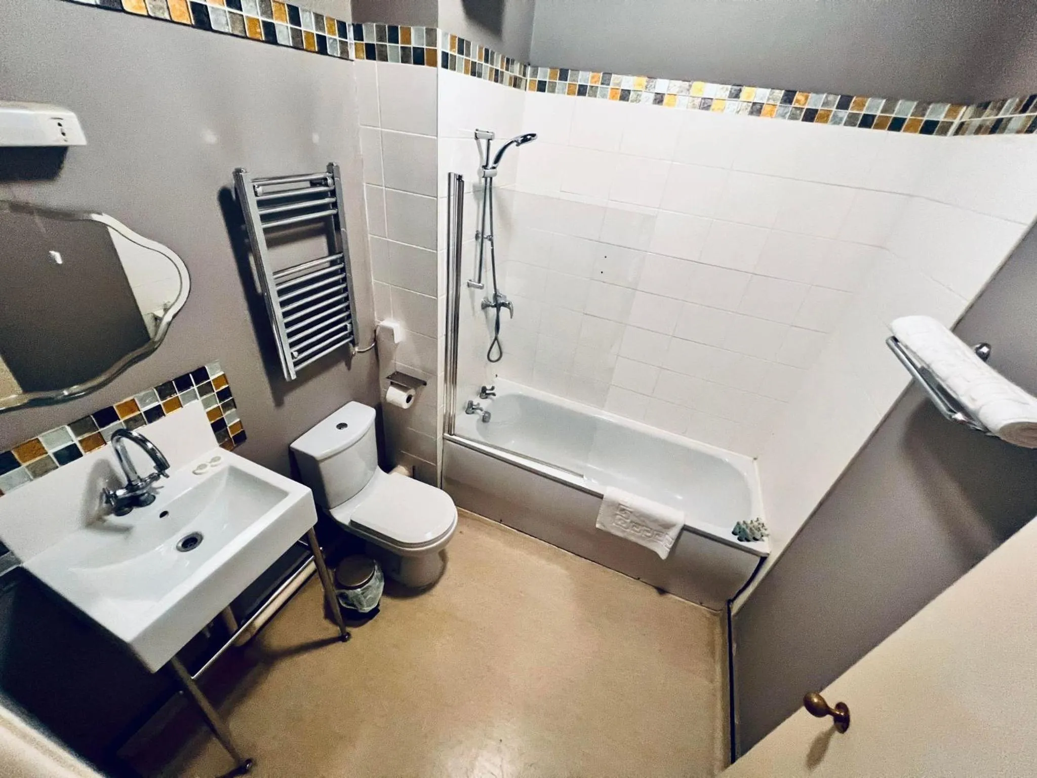 Shower in George & Dragon Hotel