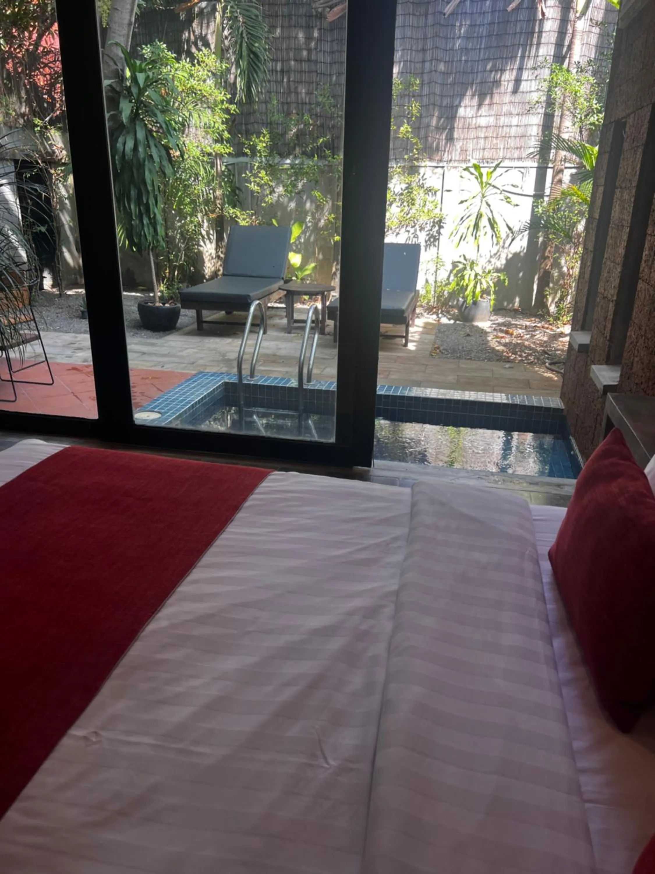 Pool view, Bed in Grange