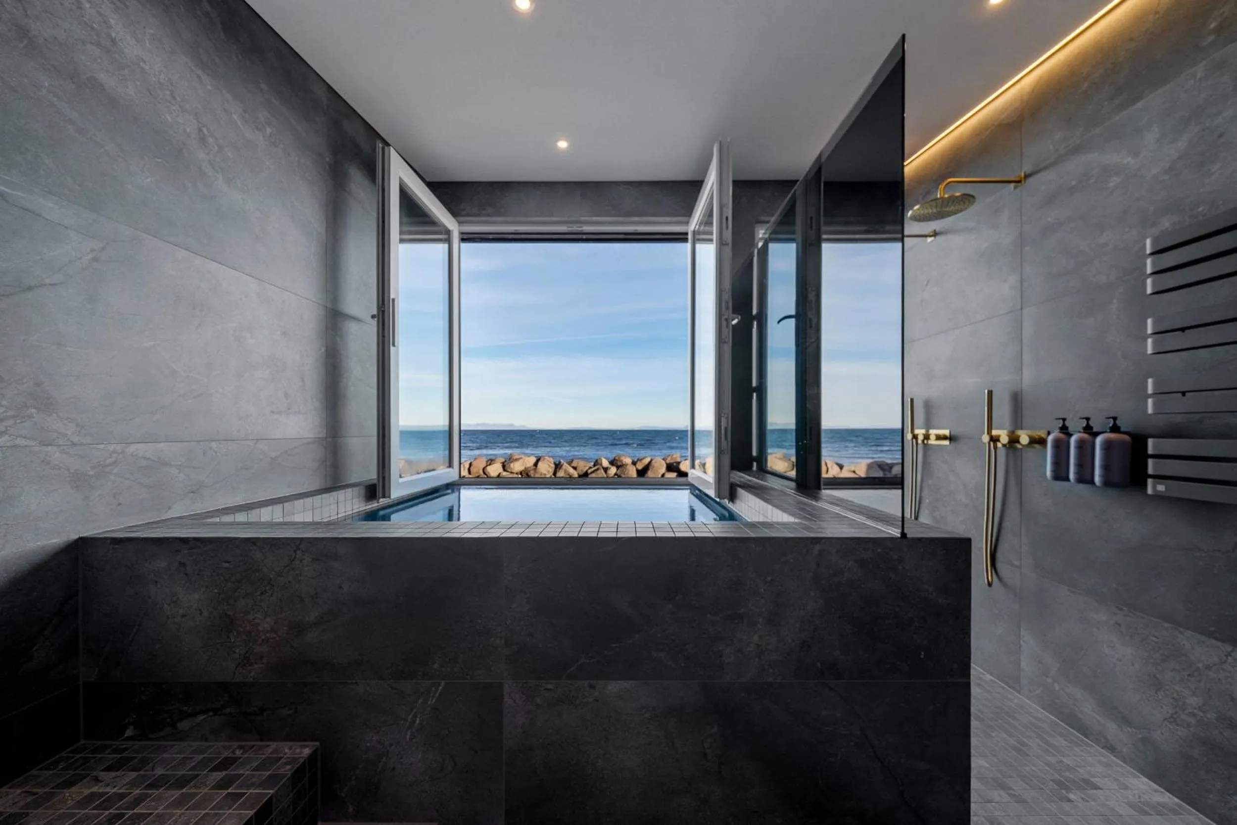 Hot Tub in Bay View Apartments