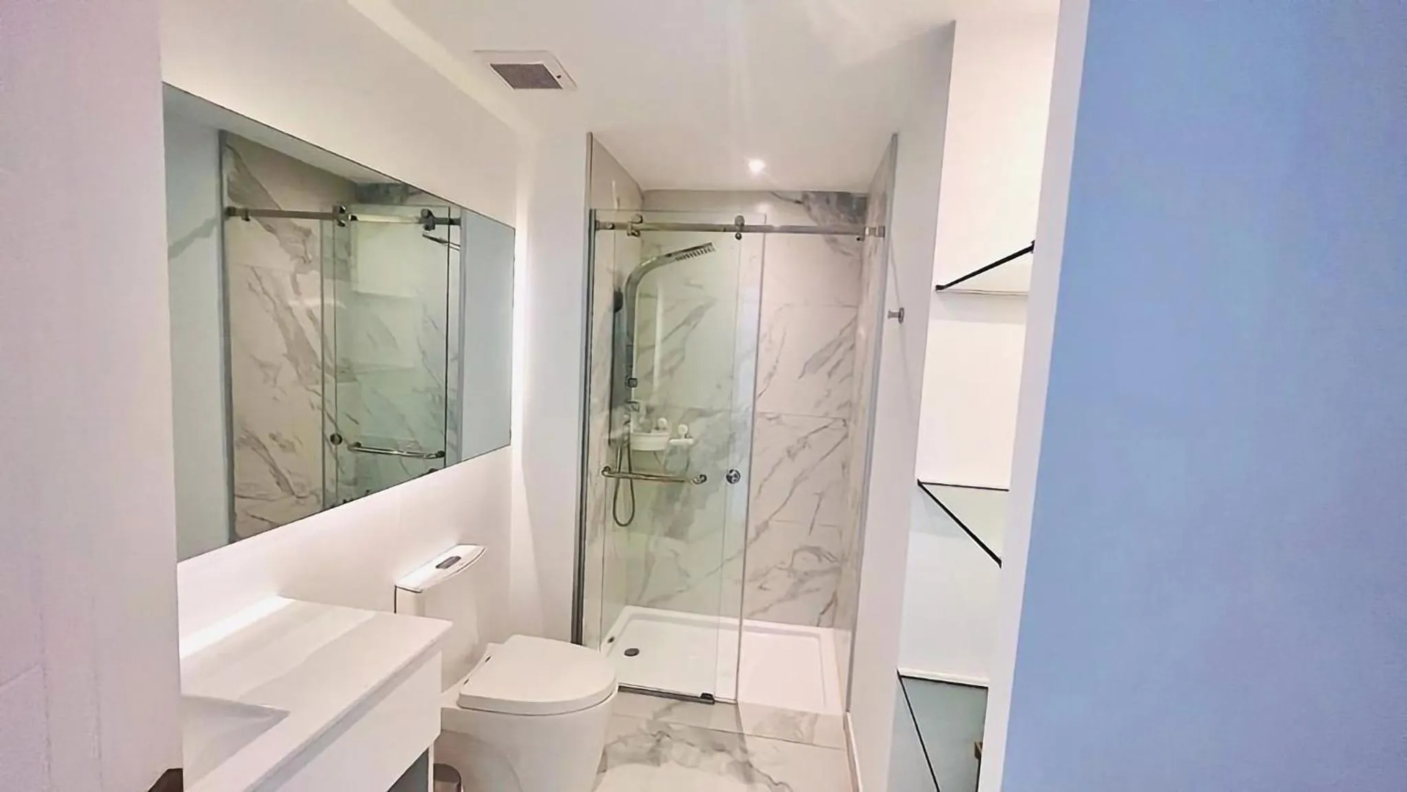 Bathroom in Luxury Apartment With Pool And Golf View