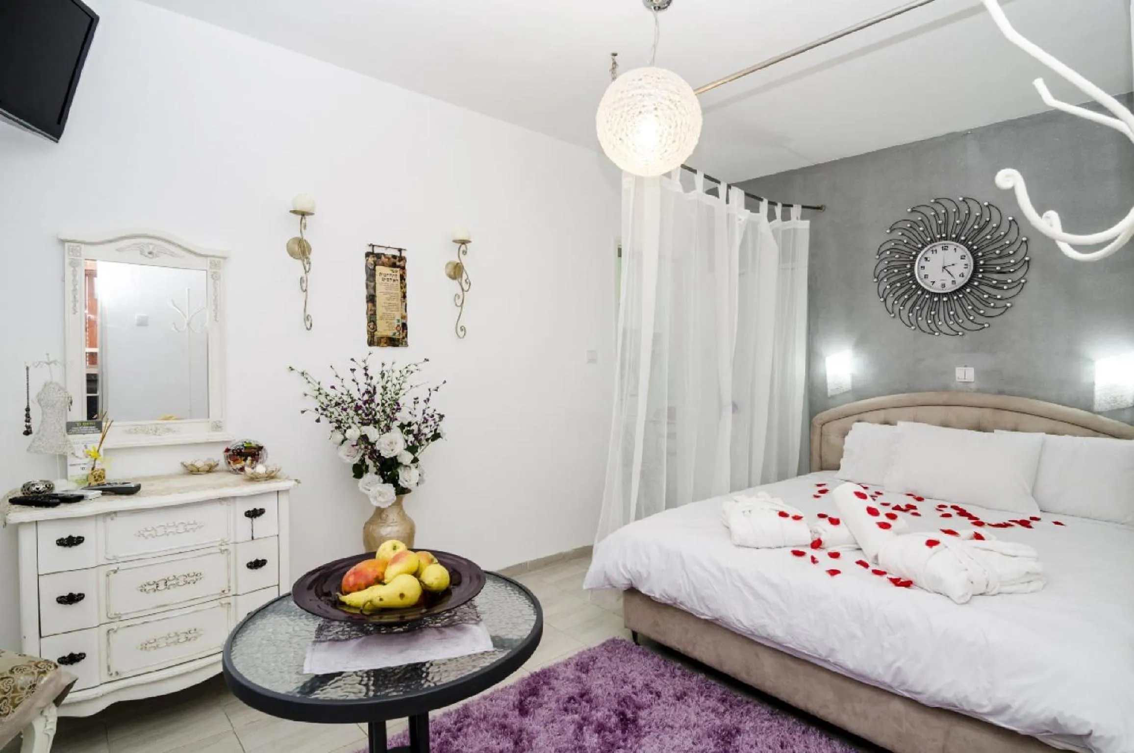 Photo of the whole room in Magic Touch