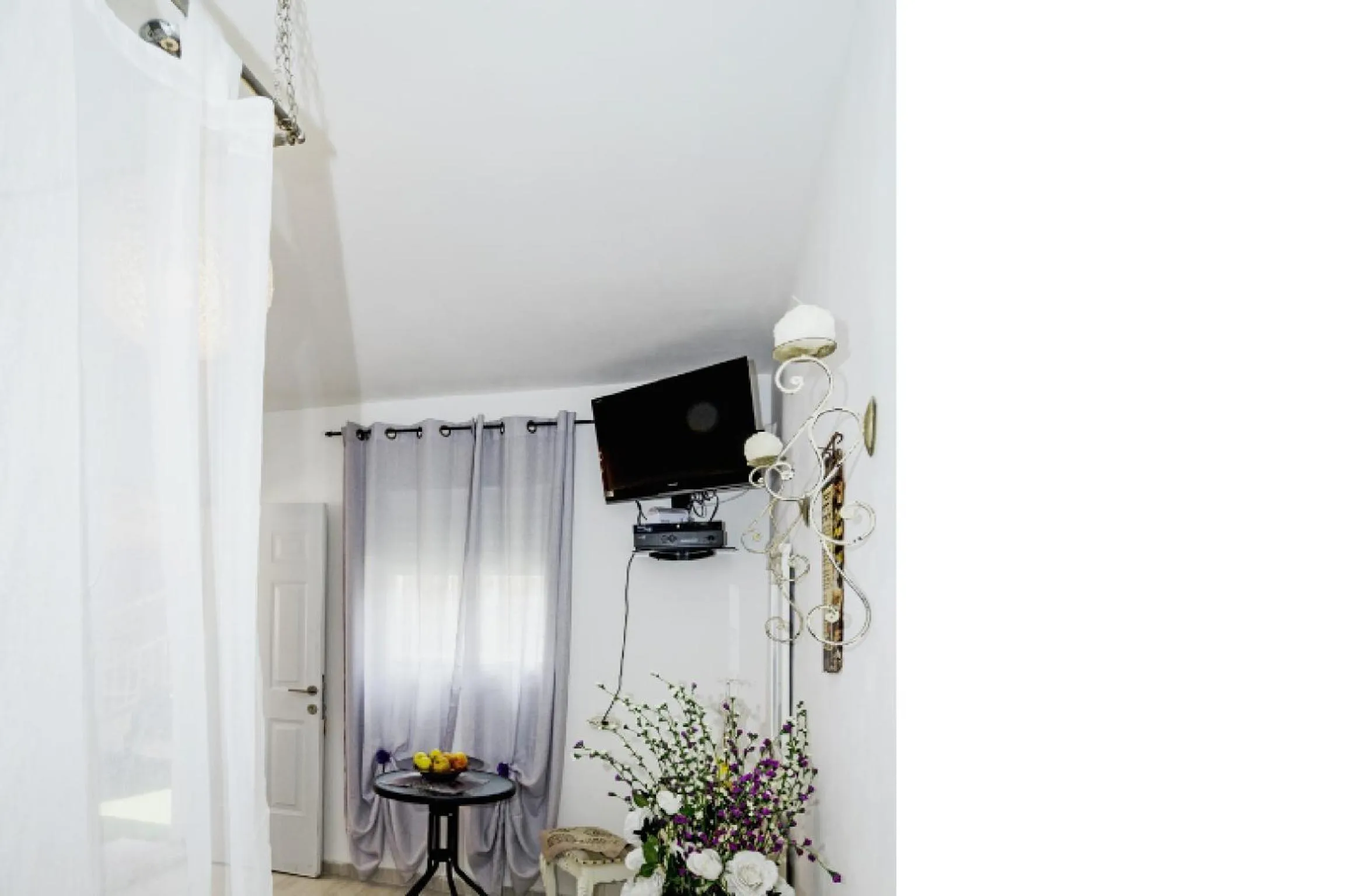 Photo of the whole room in Magic Touch