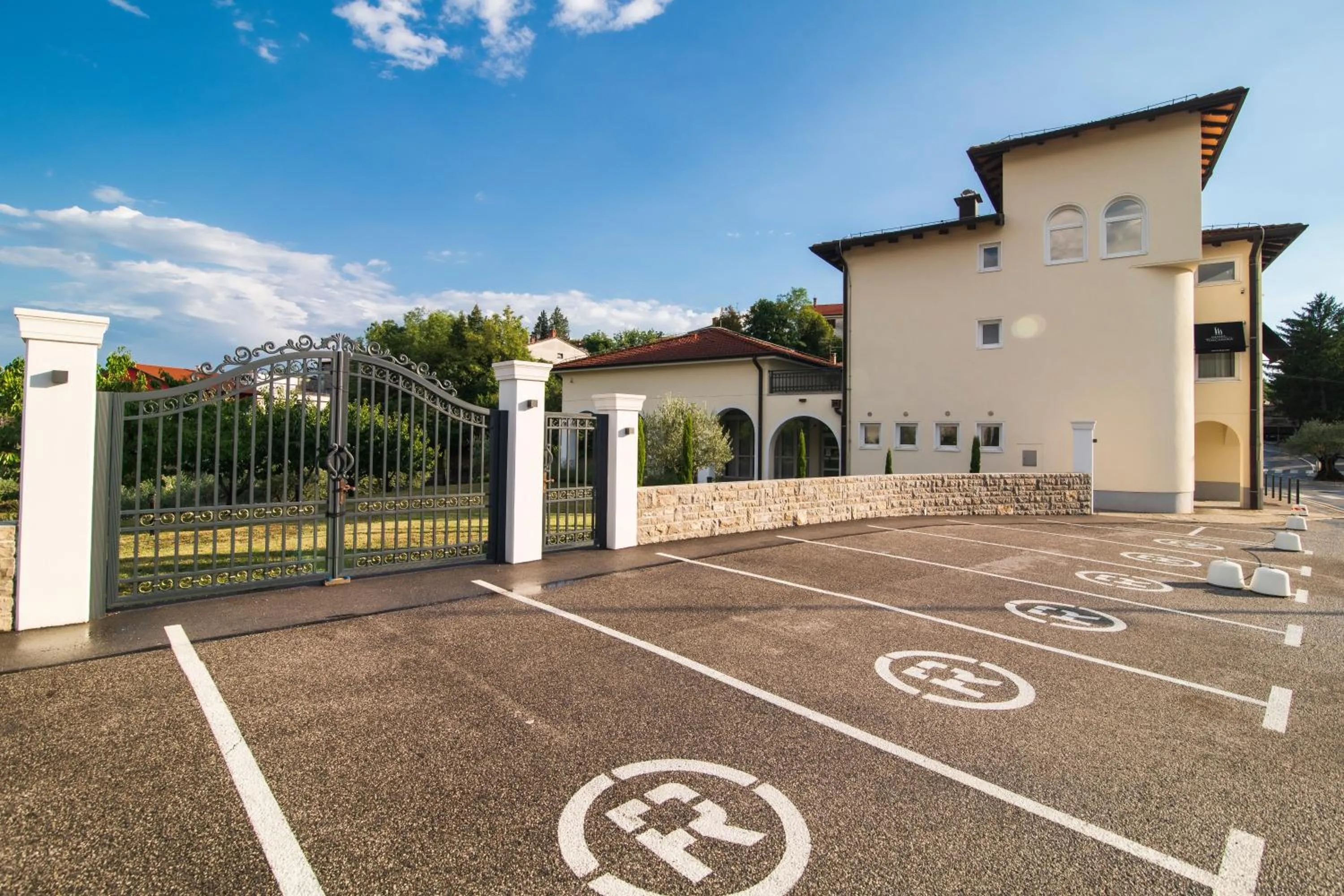 TOSCANINA Garni Hotel