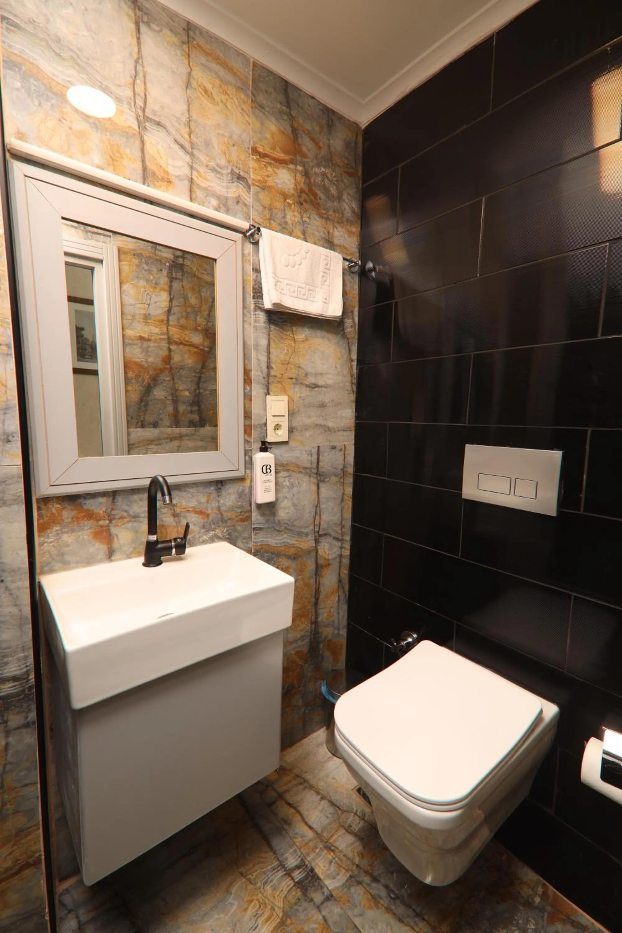 Toilet in BALPETEK HOTEL