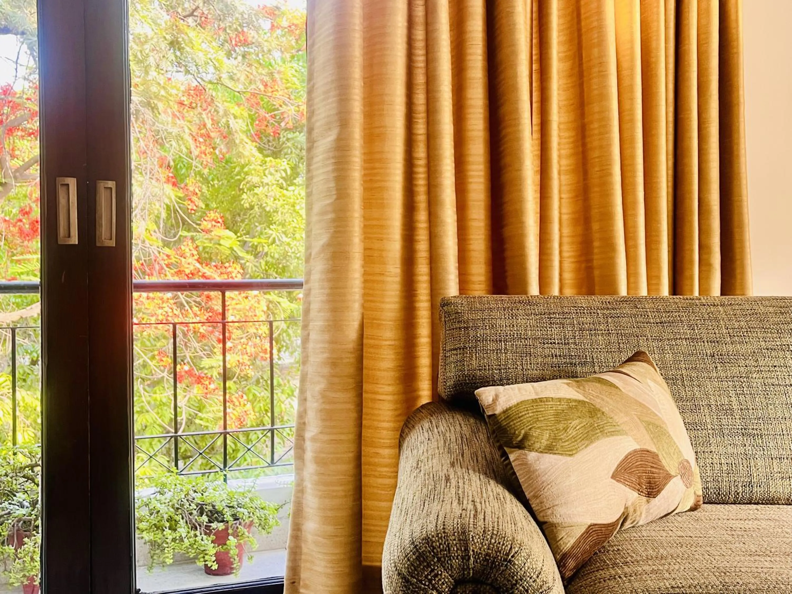 Communal lounge/ TV room in Thikana Delhi ( Boutique B&B)