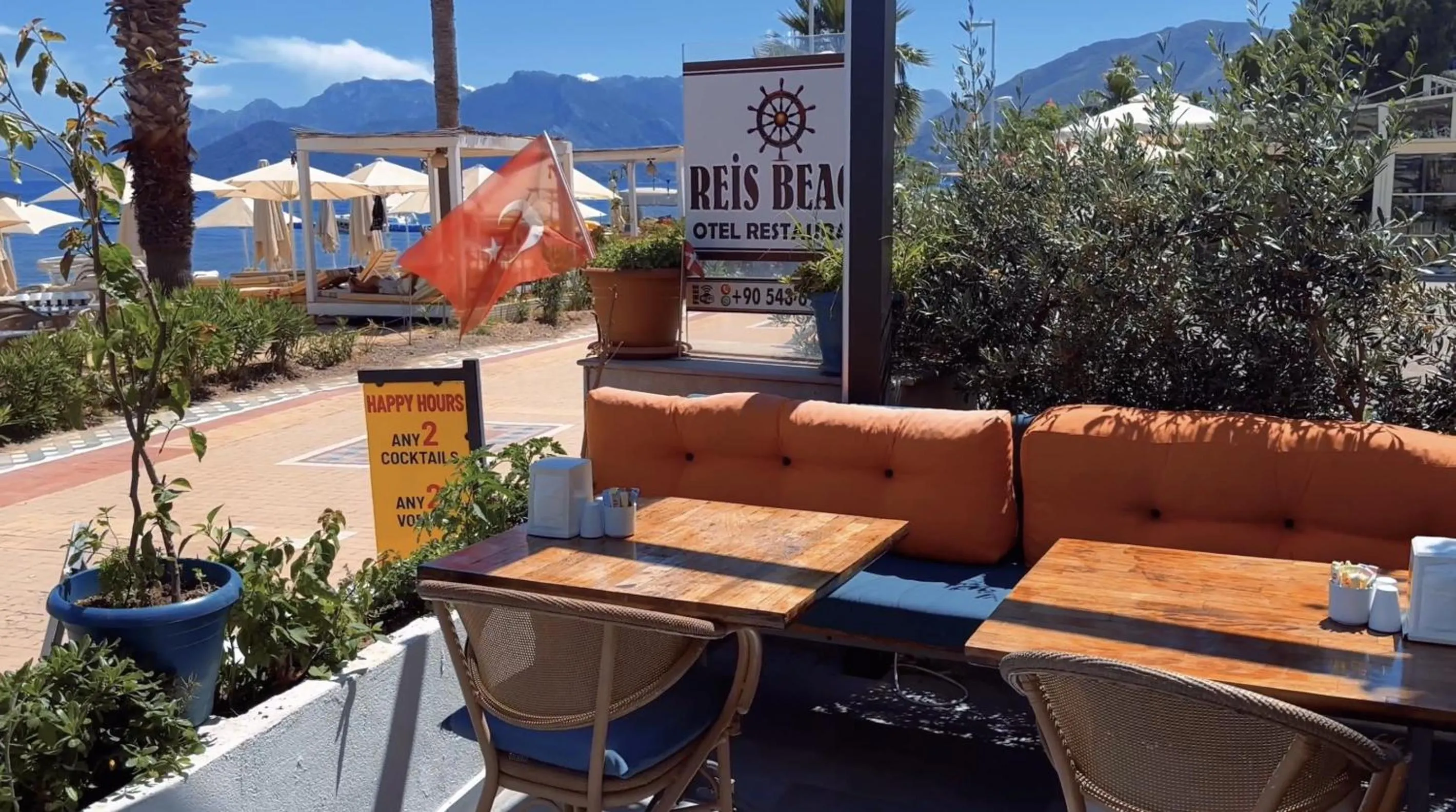Restaurant/places to eat in Reis Beach Hotel