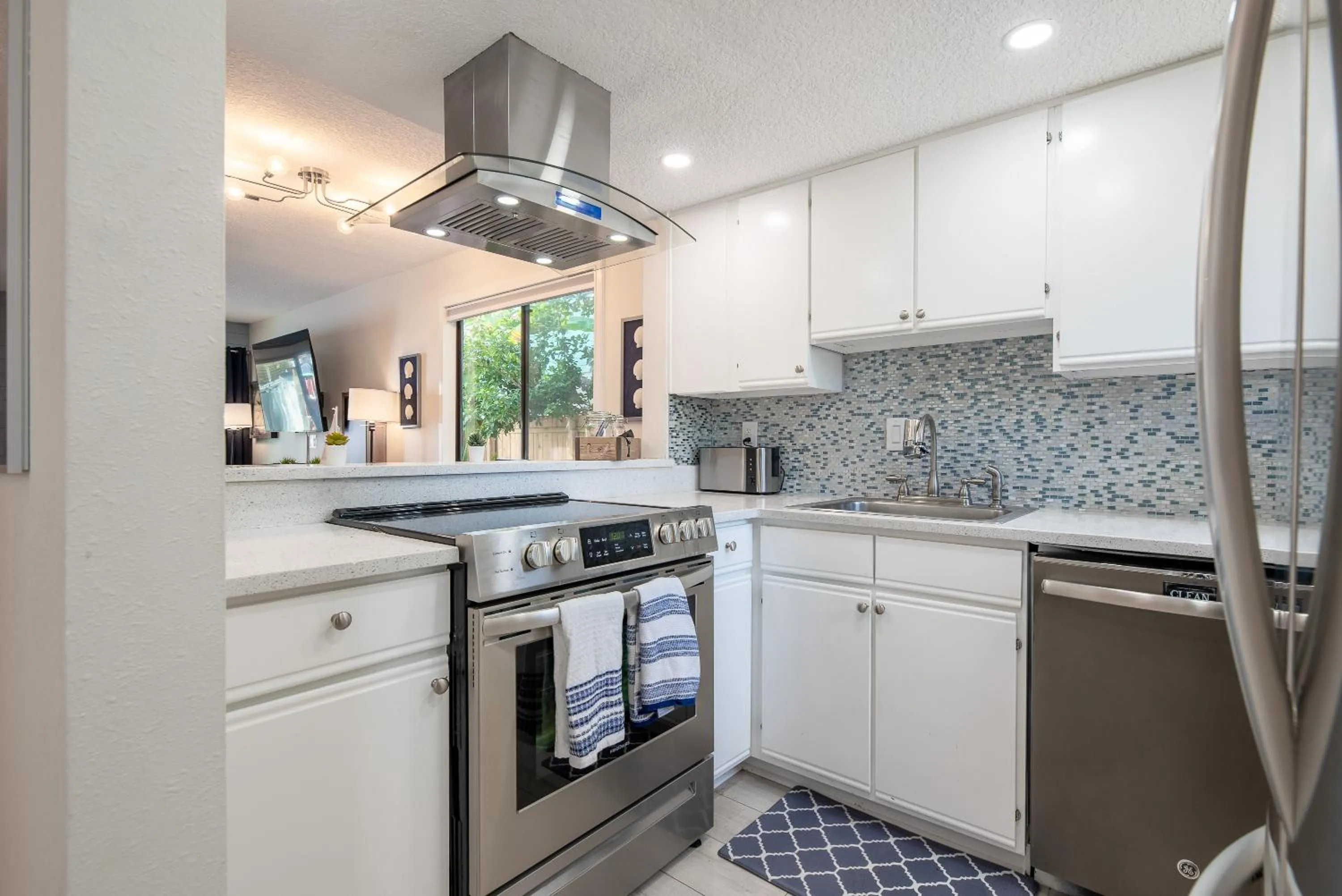 Kitchen or kitchenette in Jax Vacations 1/2 Mile to Beach, 2 bedroom townhome pet friendly