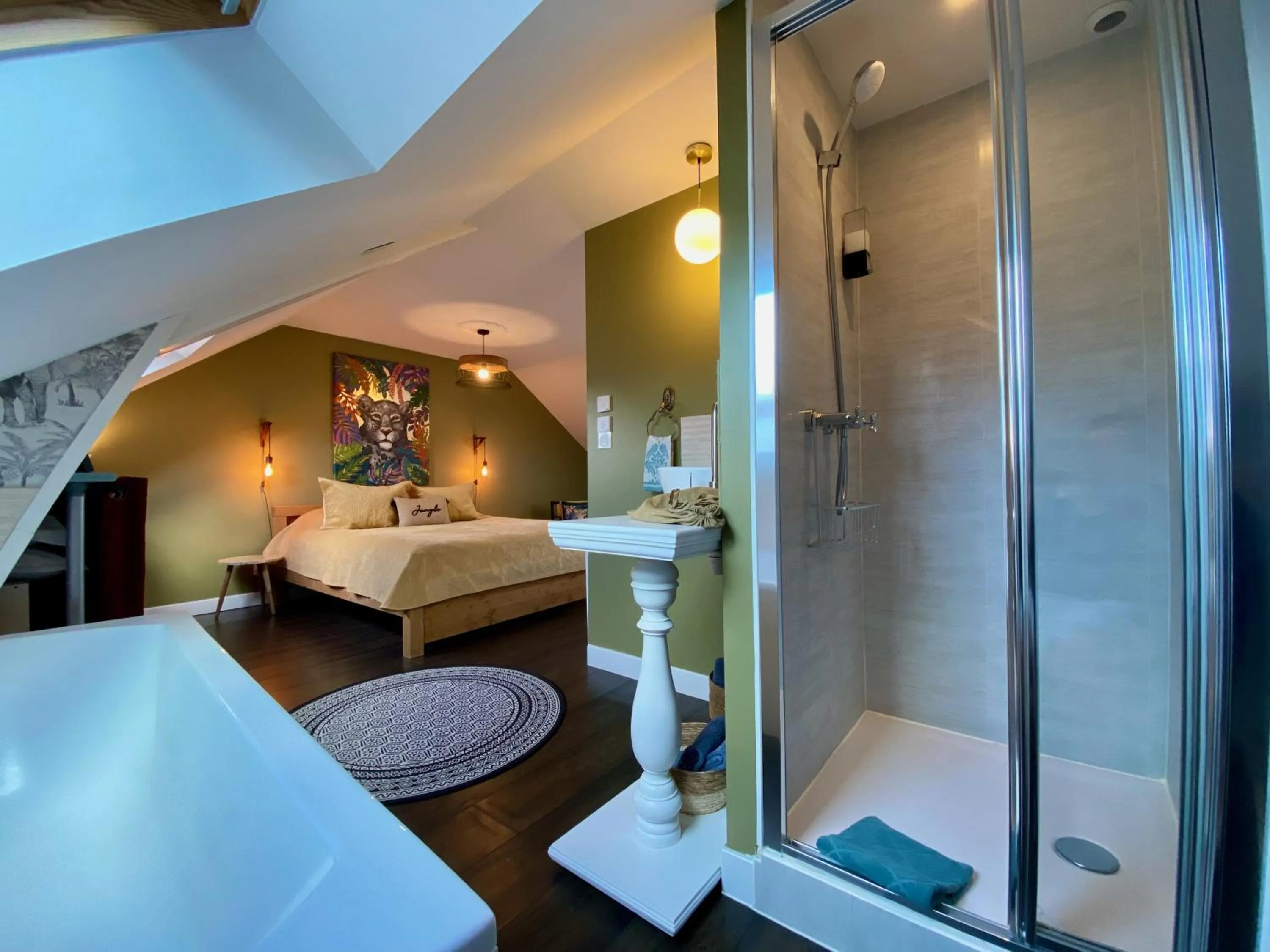 Shower, Bed in Le Clos de la Chapelle Bayeux