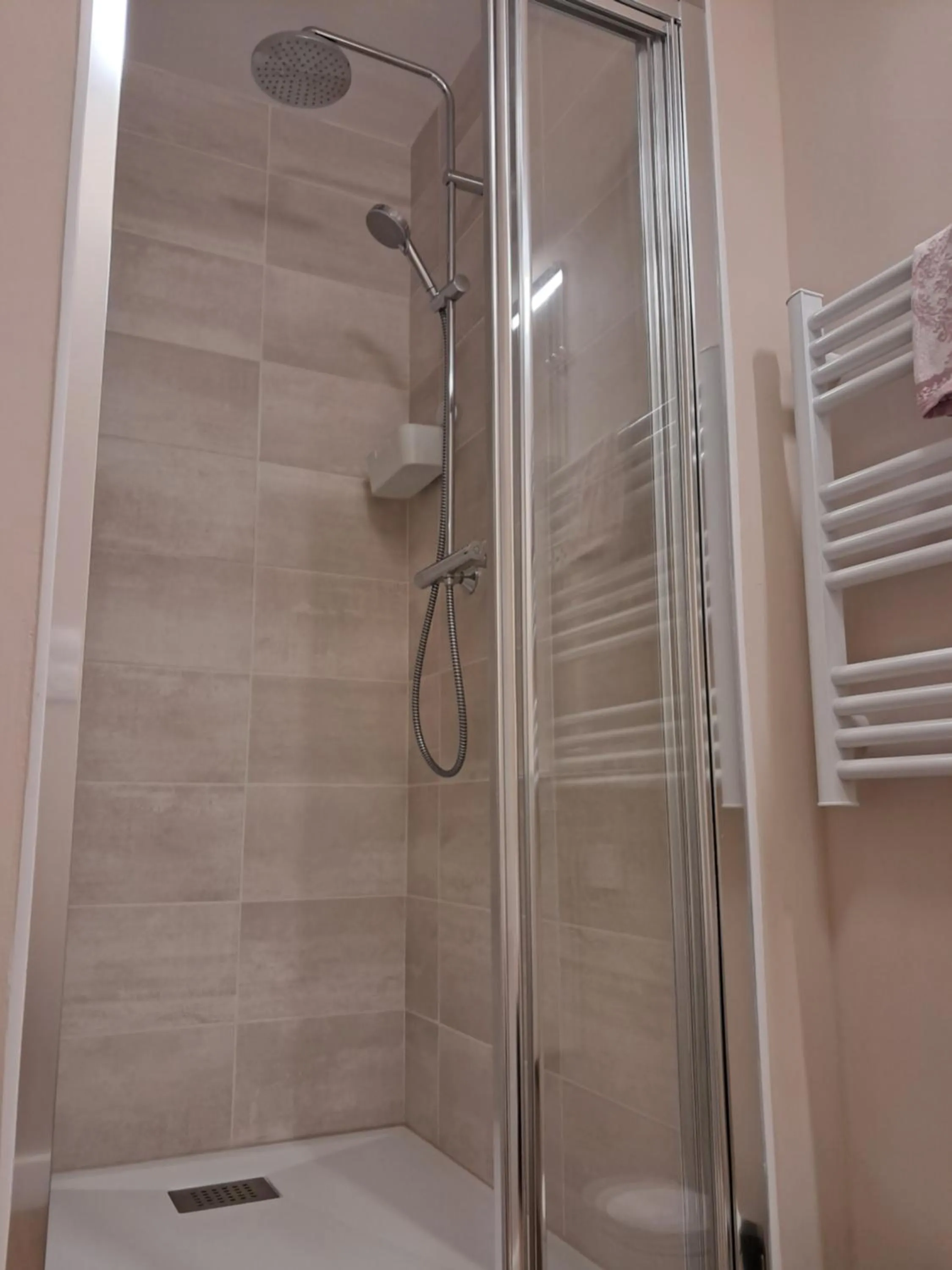 Shower in Le Clos de la Chapelle Bayeux