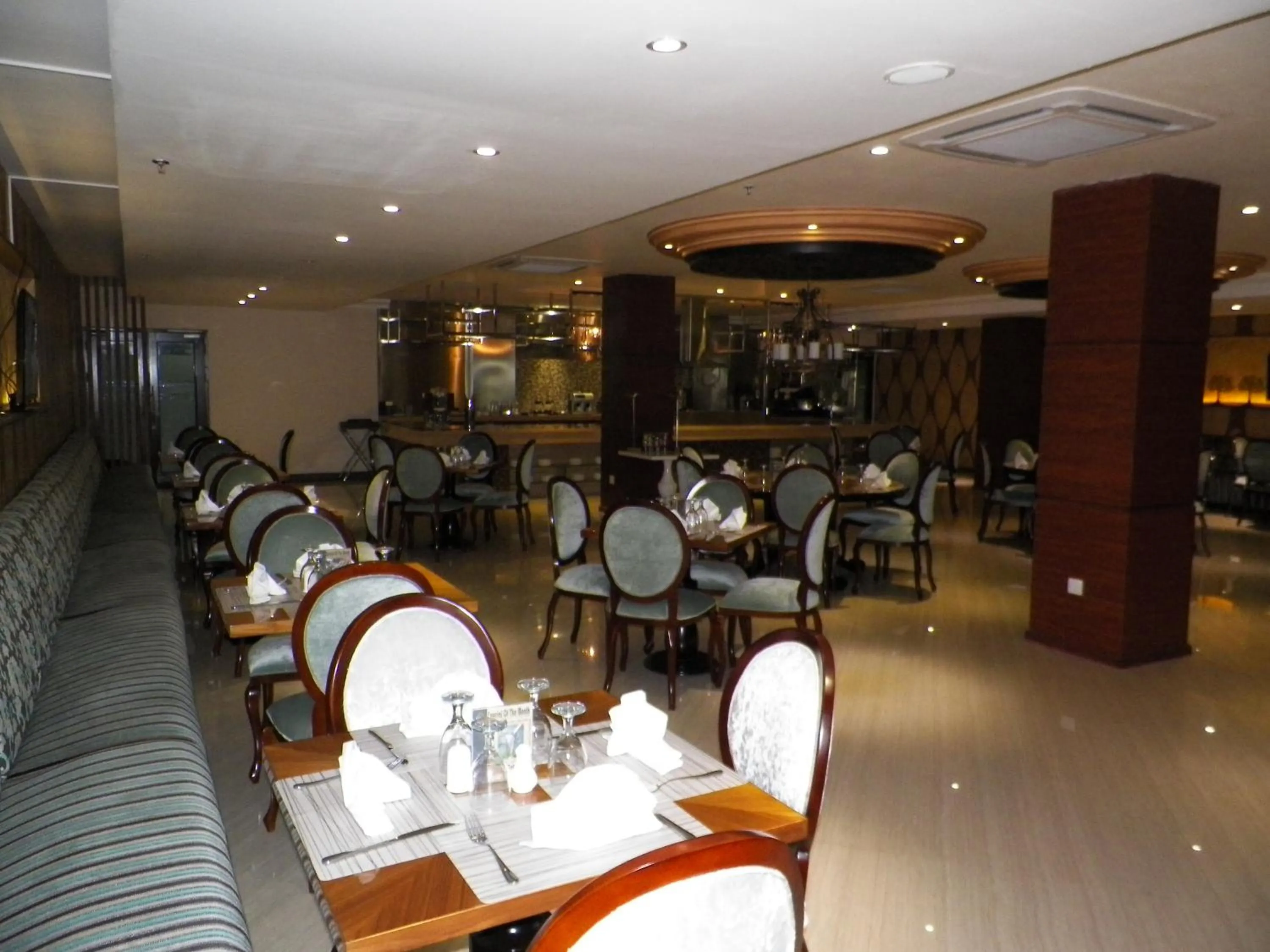 Restaurant/places to eat in Sutanraja Hotel & Convention Centre