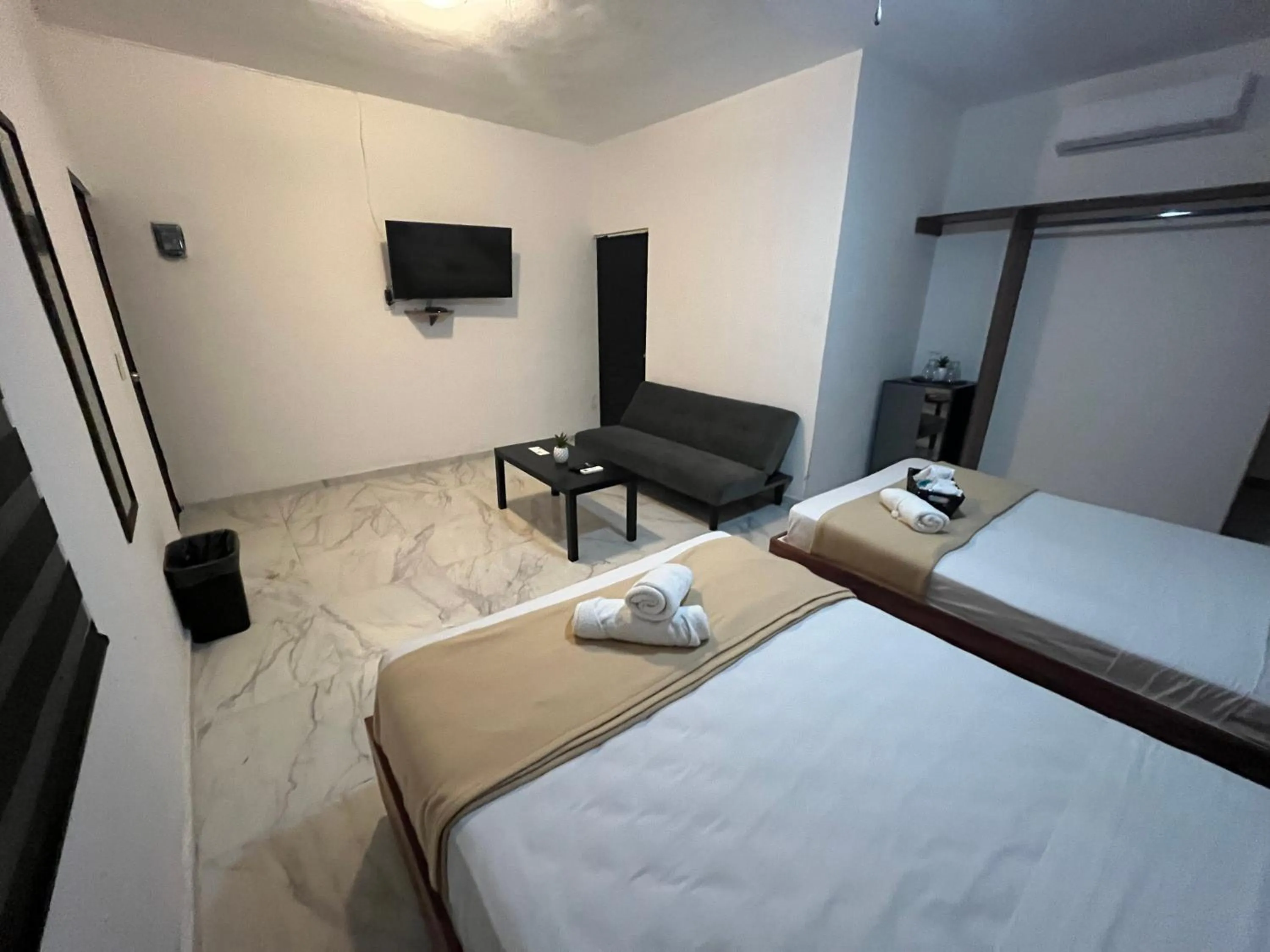 Photo of the whole room, Bed in BALAM Playa - 15Th Ave