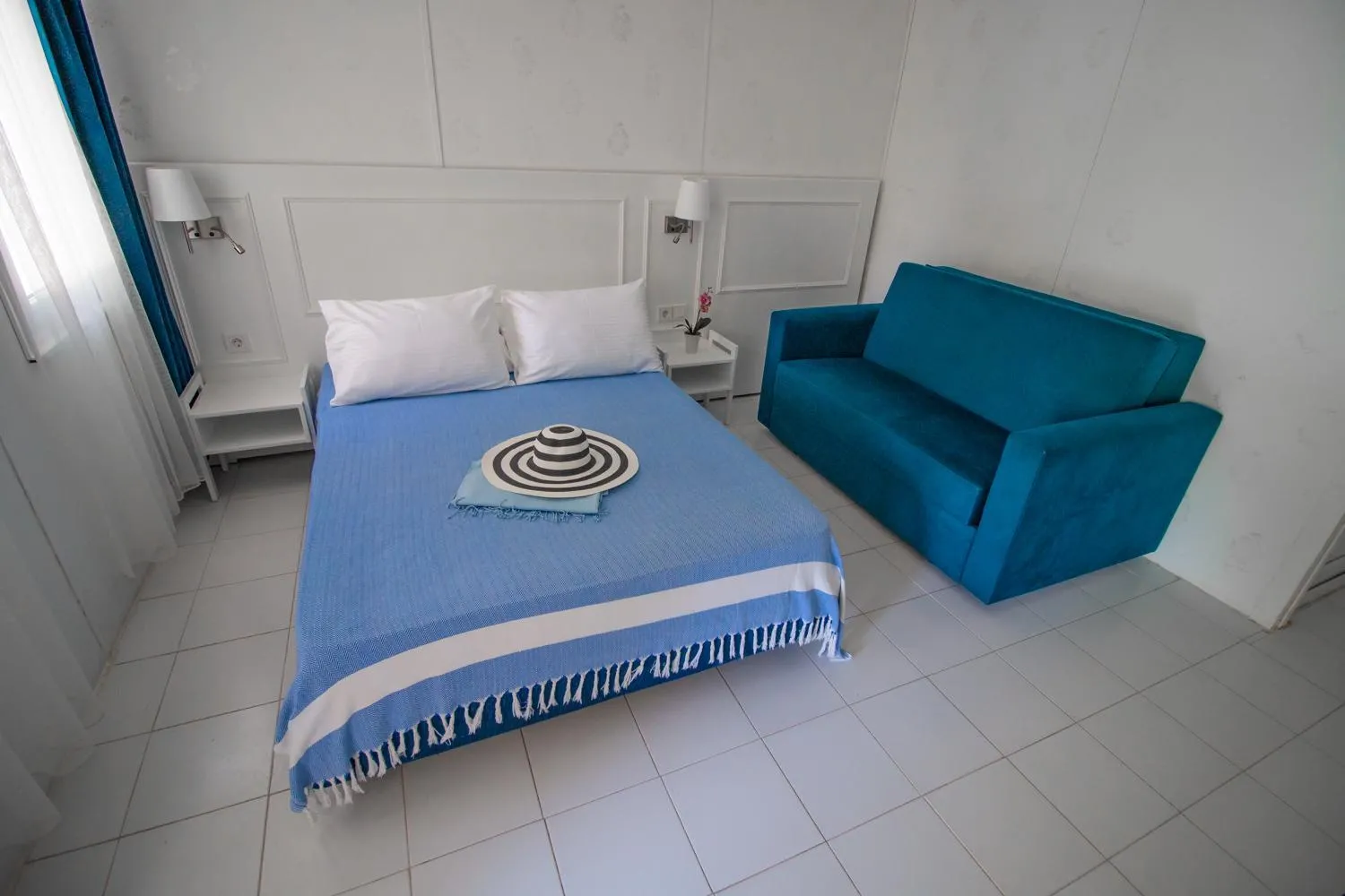 Blue & White Hotel