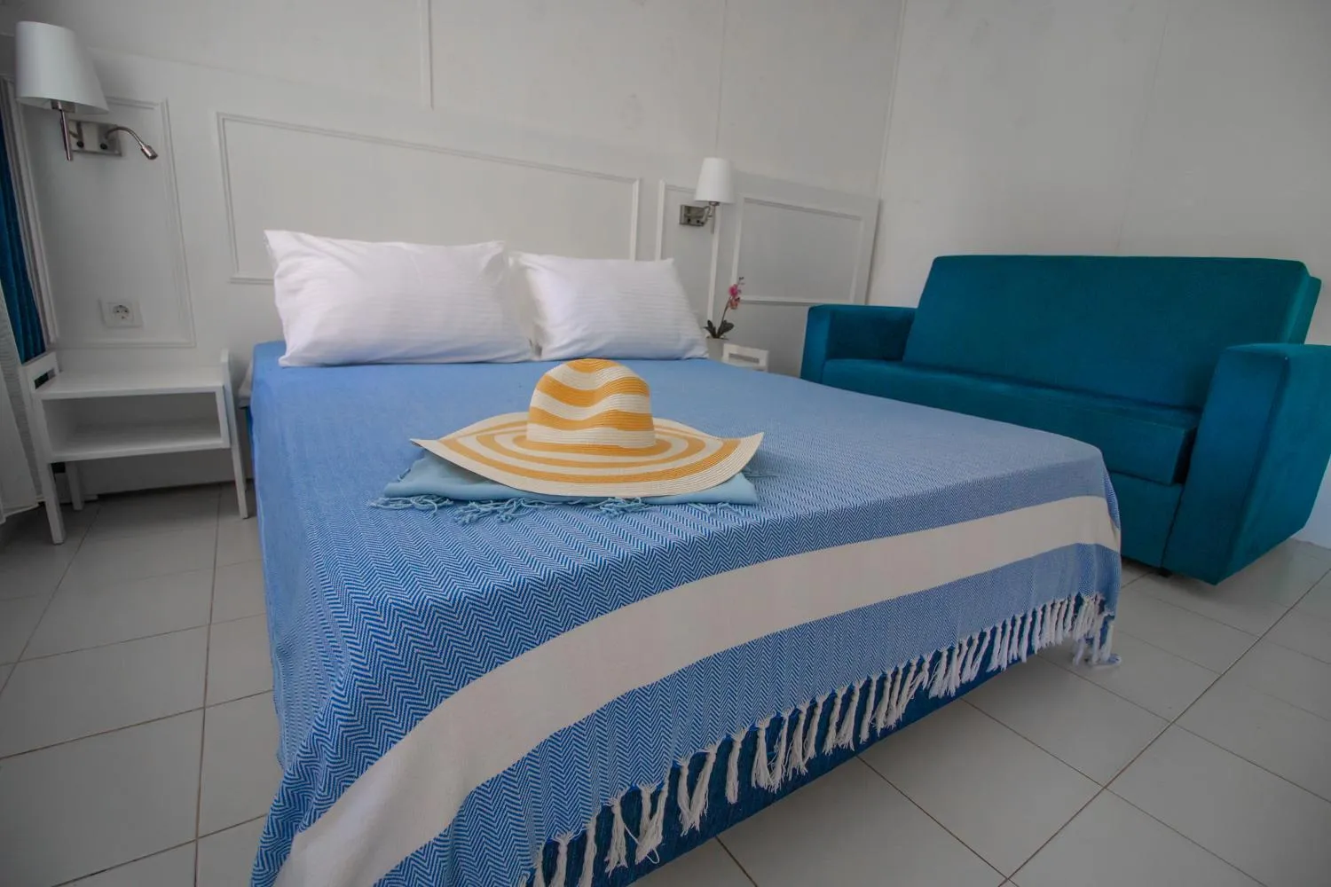 Blue & White Hotel
