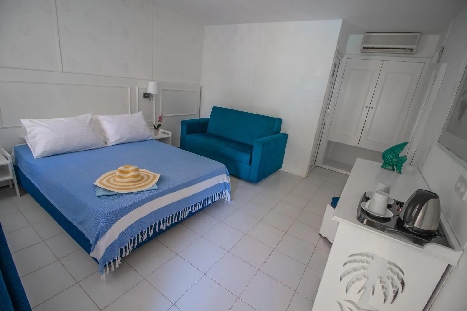 Blue & White Hotel