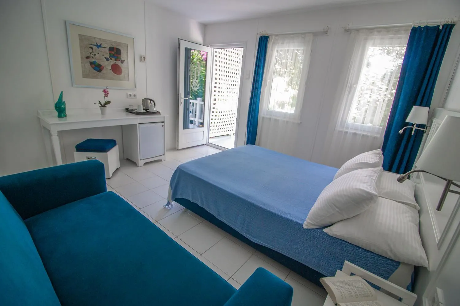 Blue & White Hotel