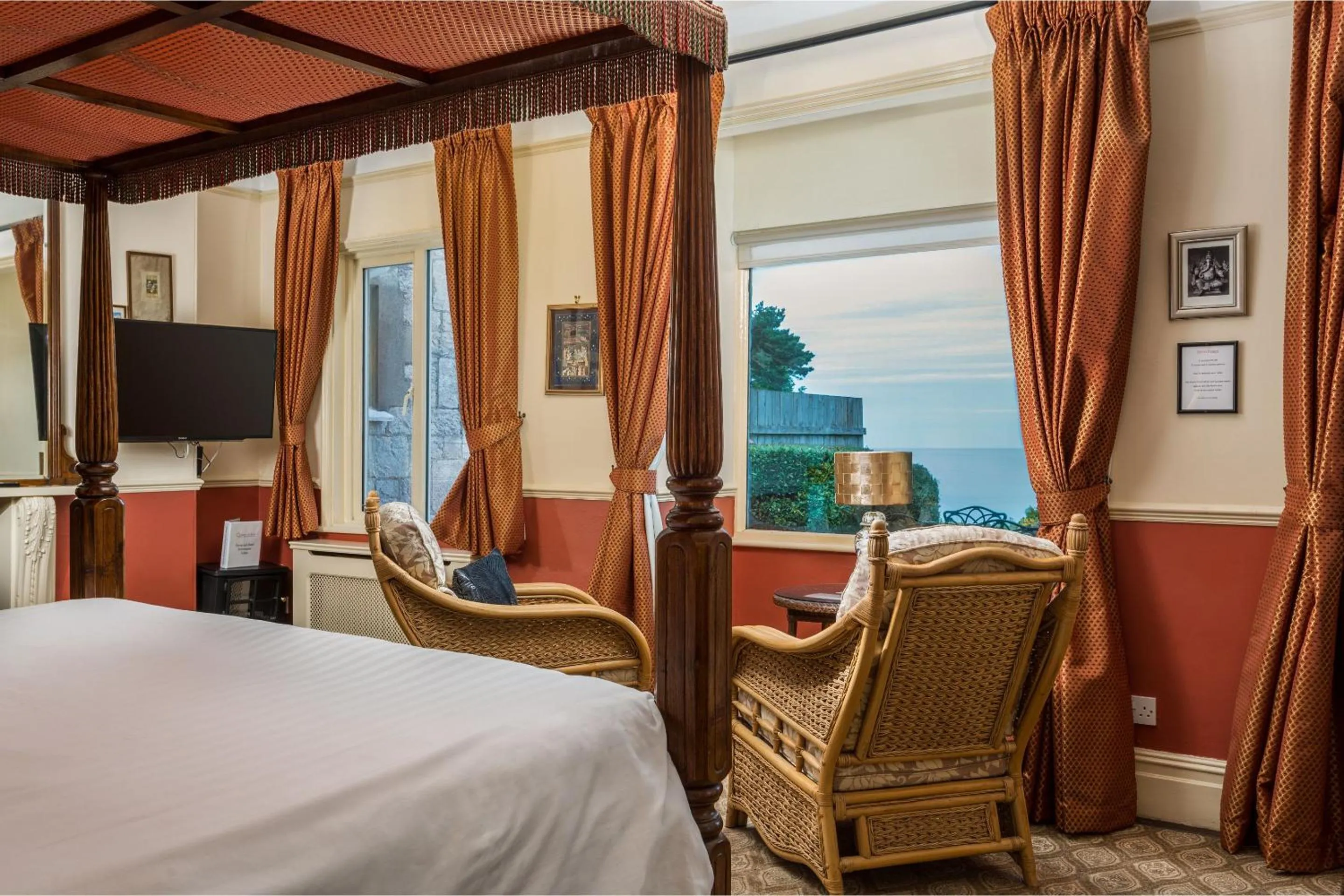 Bedroom, Bed in Orestone Manor