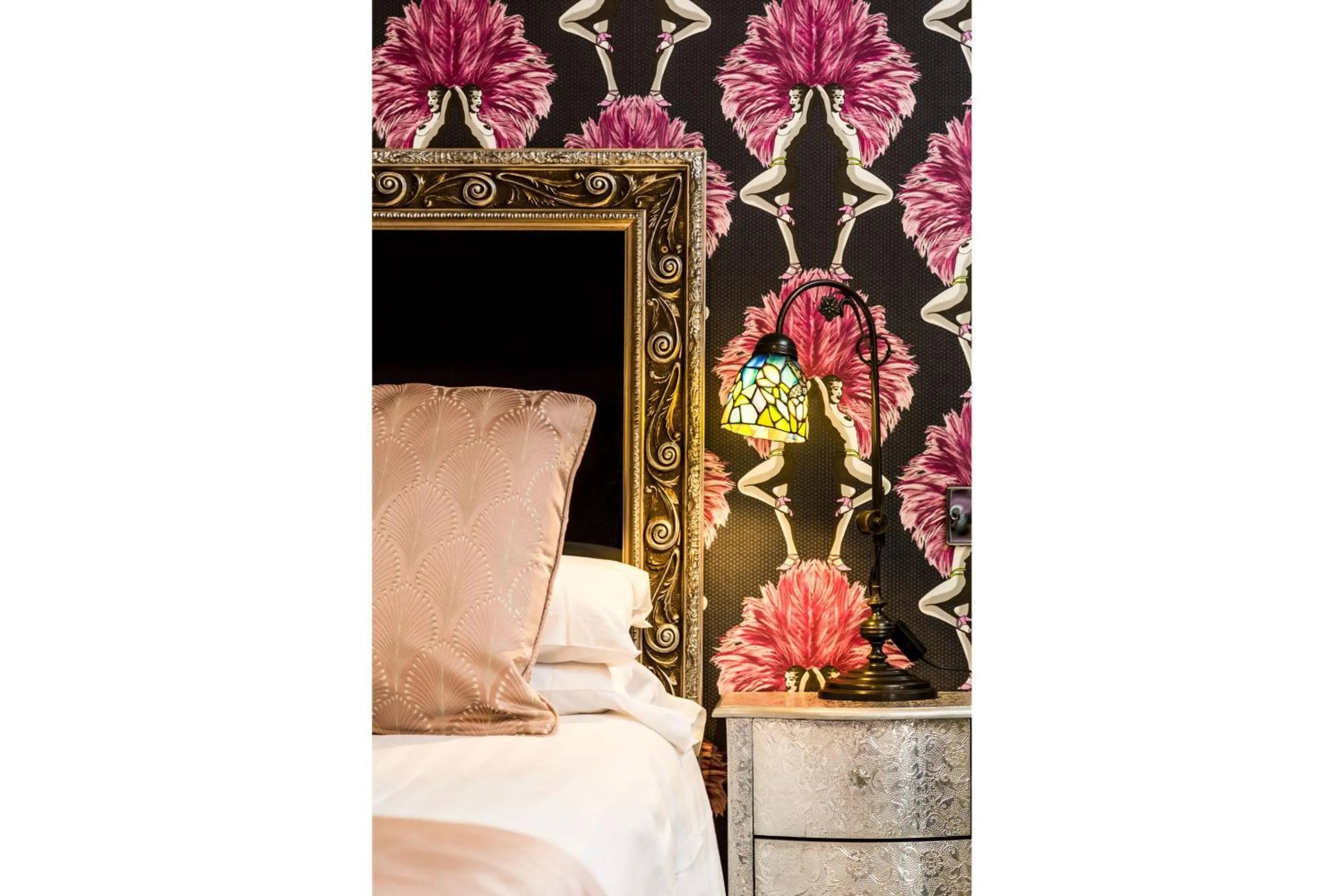 Bedroom, Bed in Orestone Manor