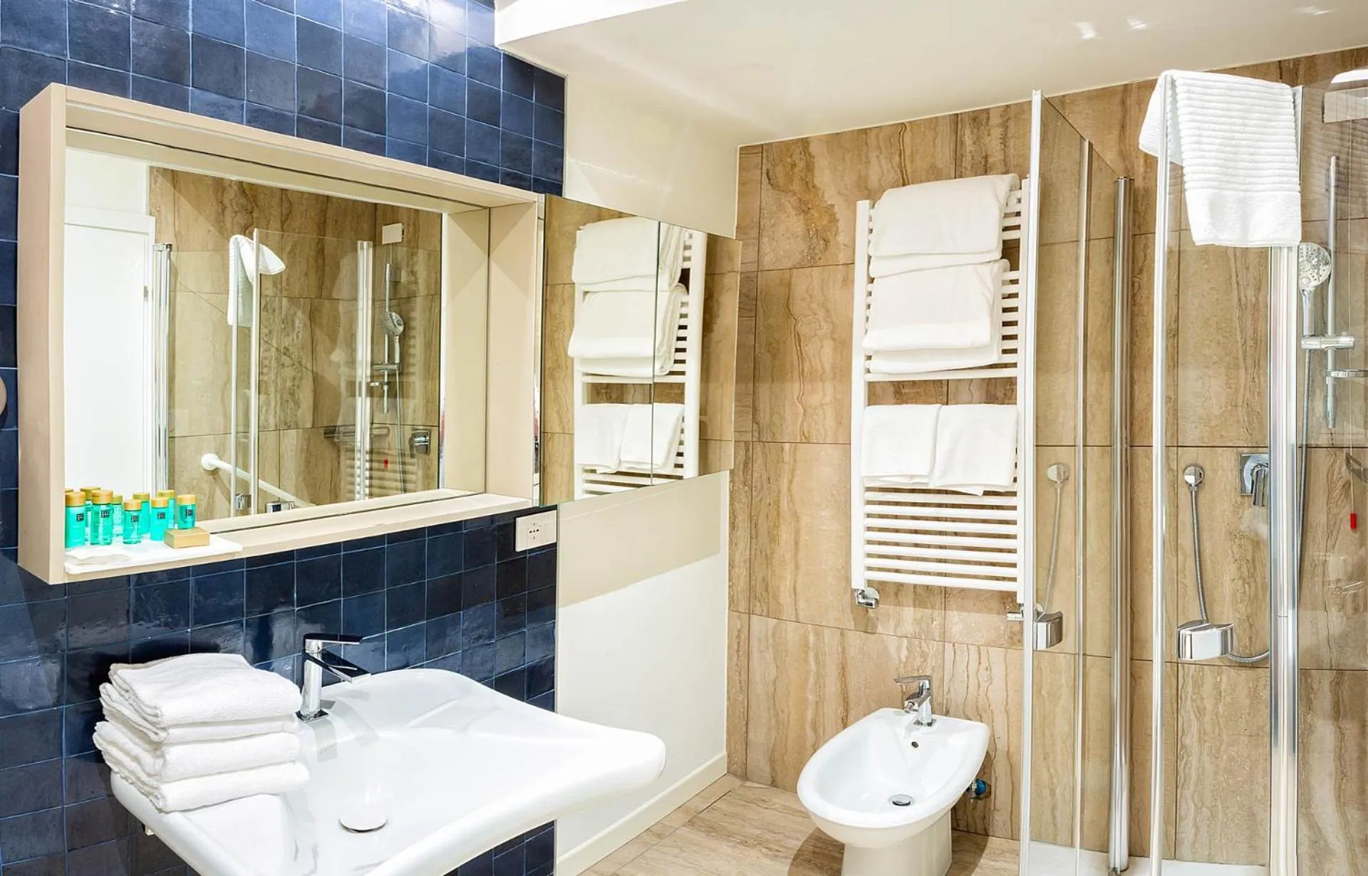 Shower in Hotel Petit Palais