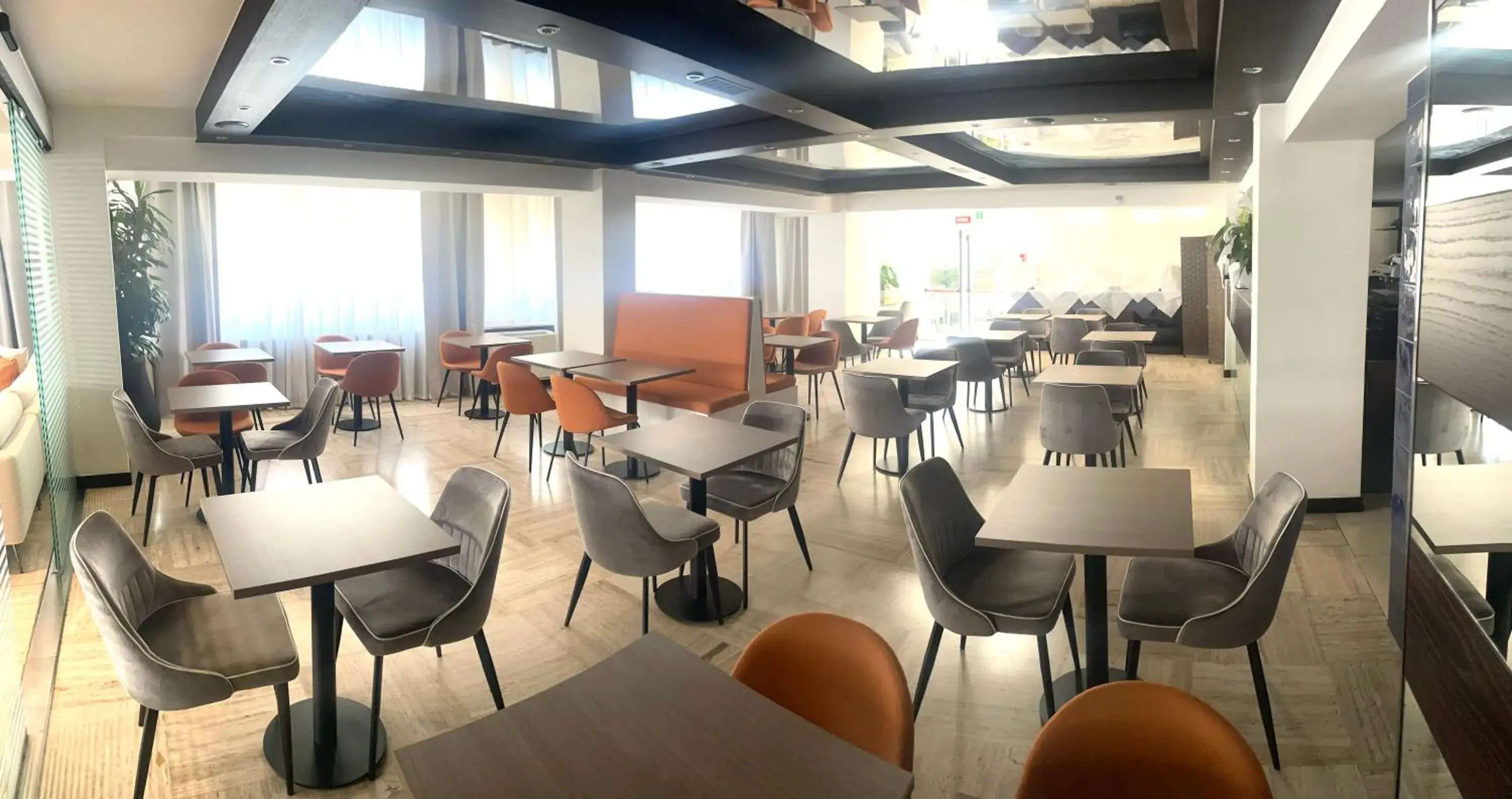 Lounge or bar in Hotel Petit Palais Lounge or bar in Hotel Petit Palais