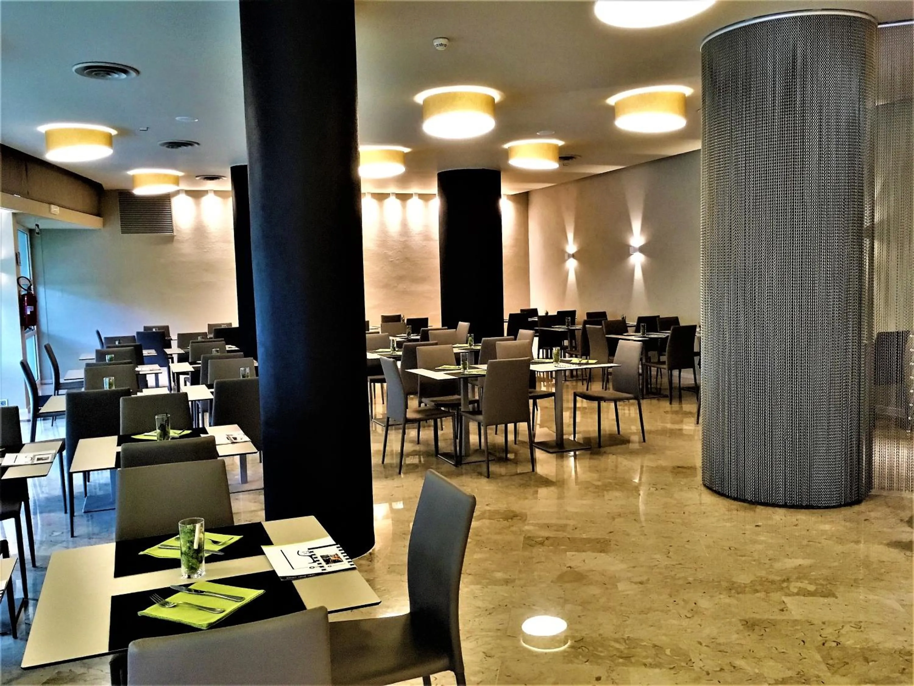 Restaurant/places to eat in International Beach Hotel