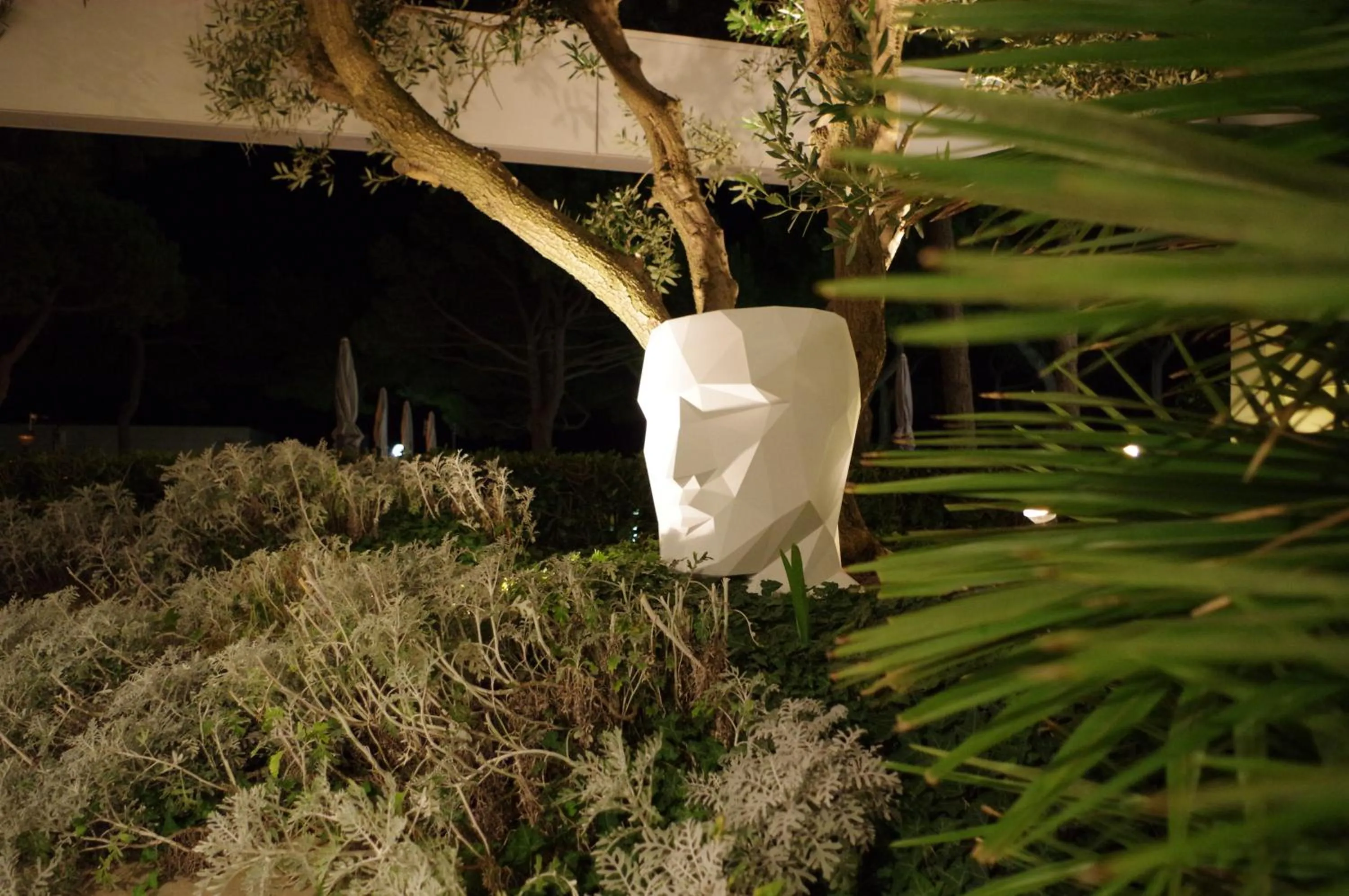 Decorative detail in International Beach Hotel