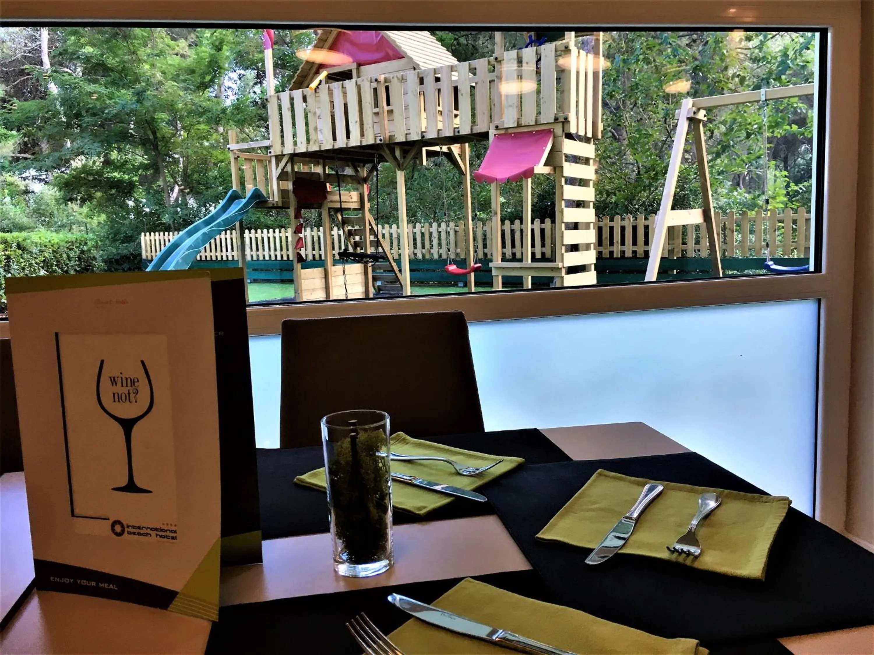 Restaurant/places to eat in International Beach Hotel