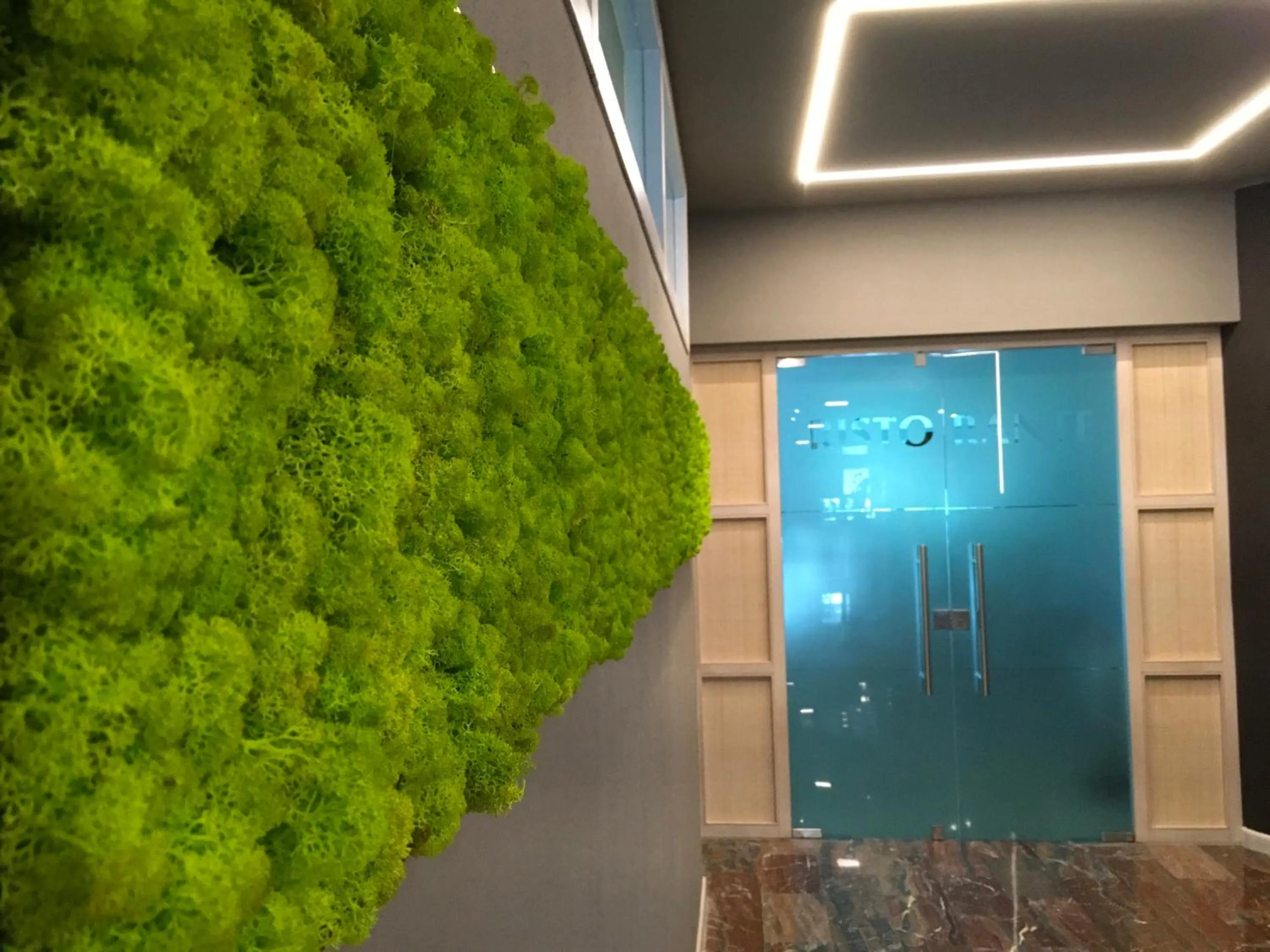 Restaurant/places to eat in International Beach Hotel