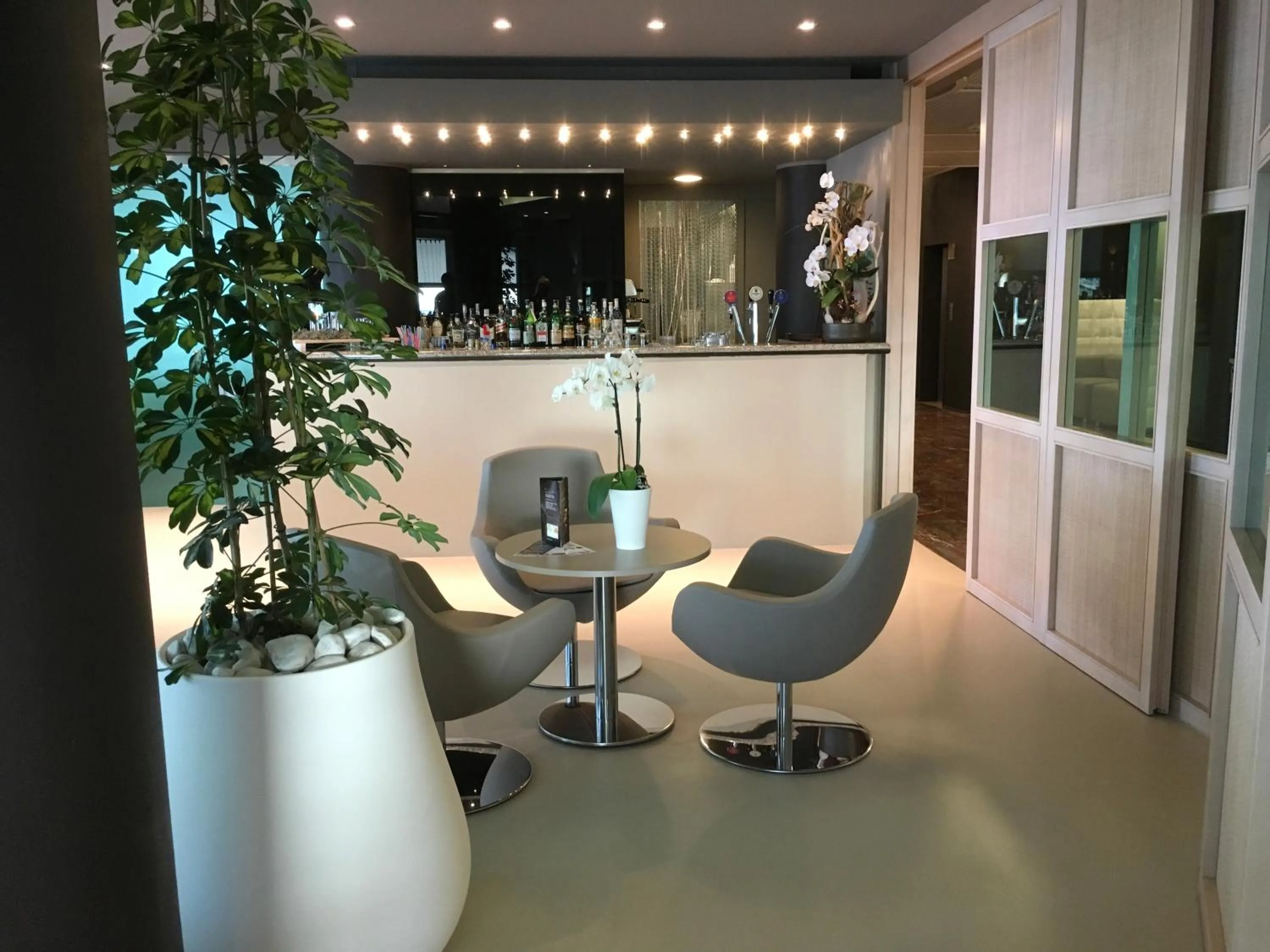 Lounge or bar in International Beach Hotel