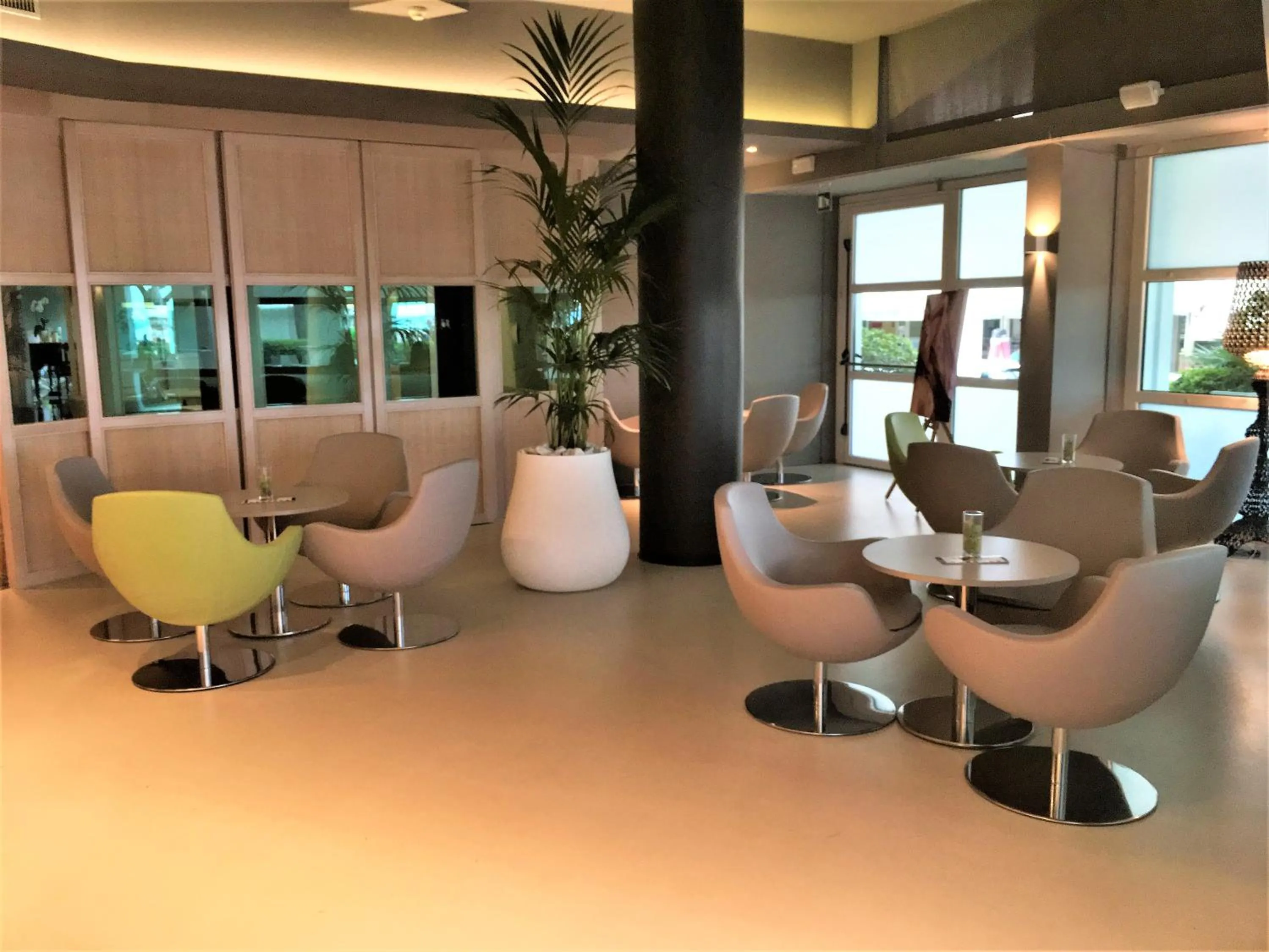 Lounge or bar in International Beach Hotel