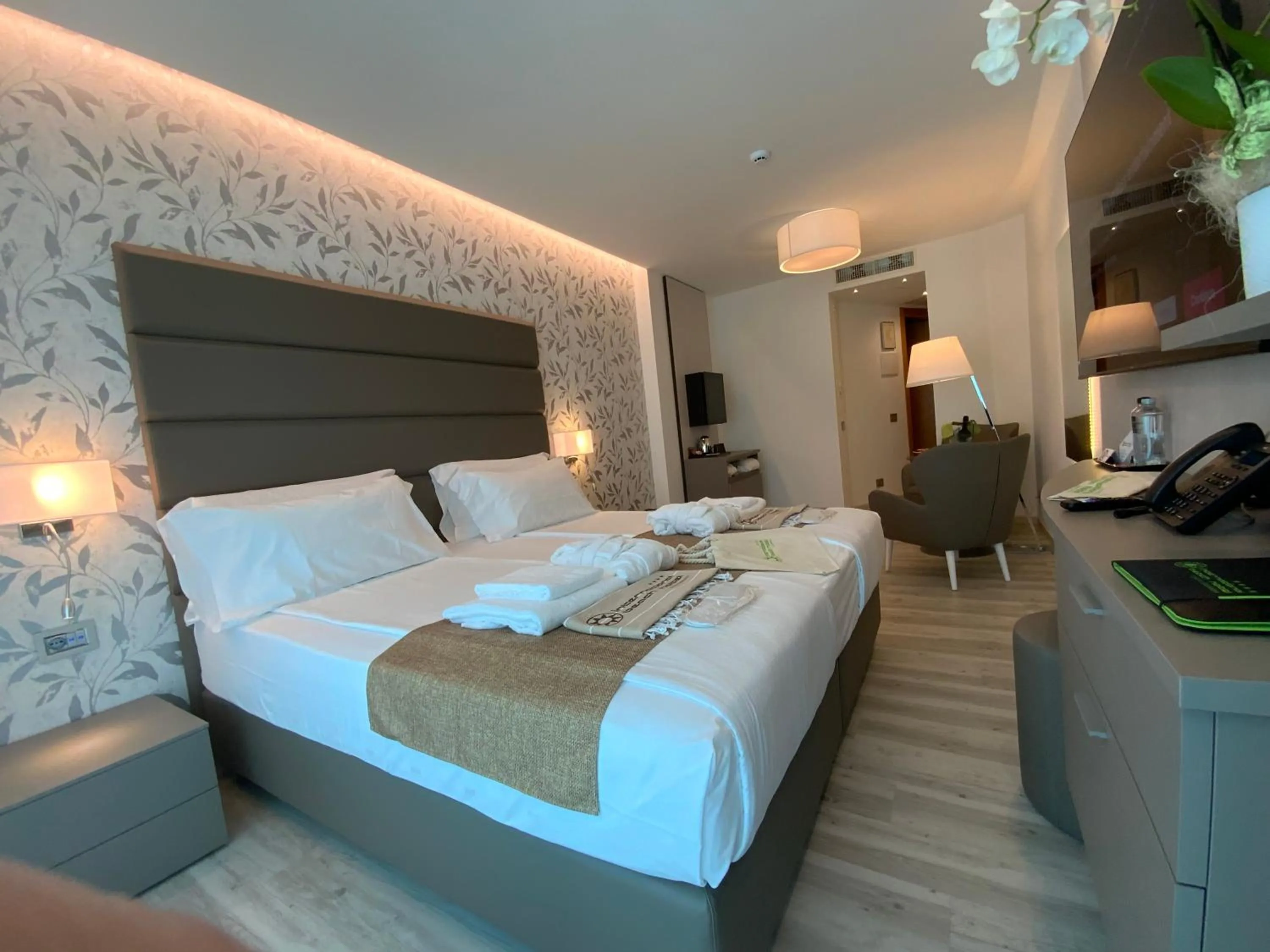 Bedroom, Bed in International Beach Hotel