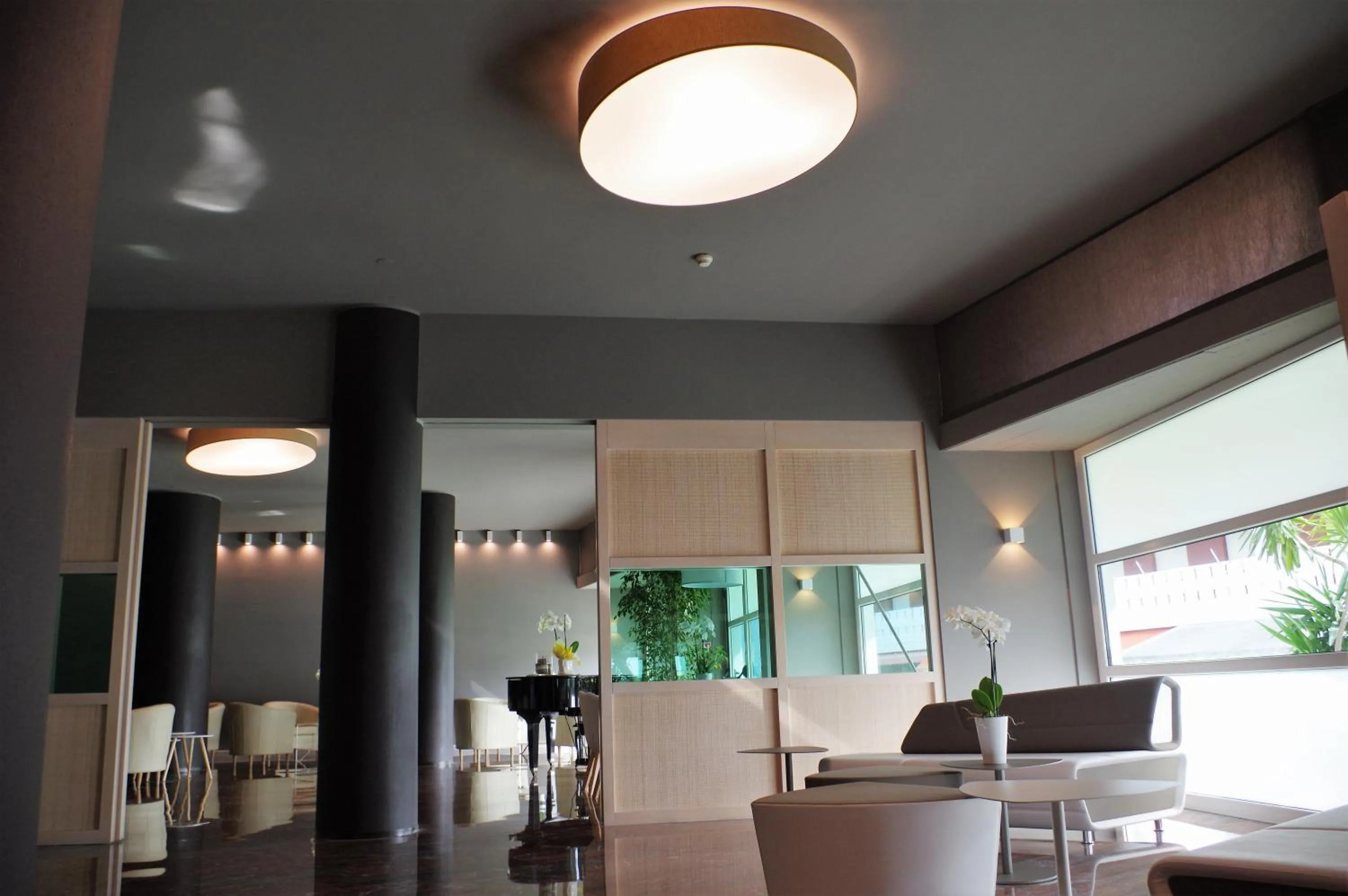 Communal lounge/ TV room in International Beach Hotel