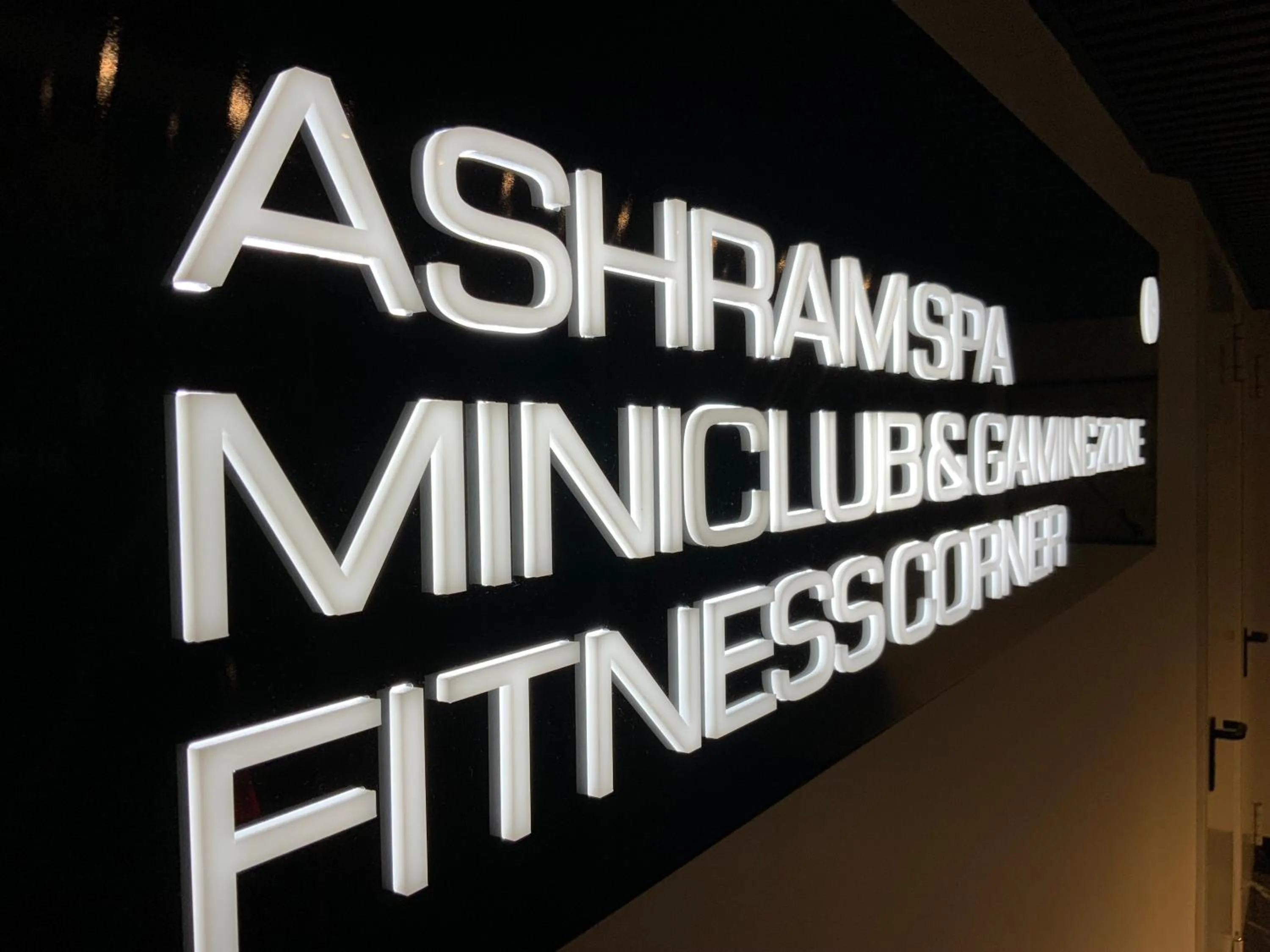 Decorative detail in International Beach Hotel