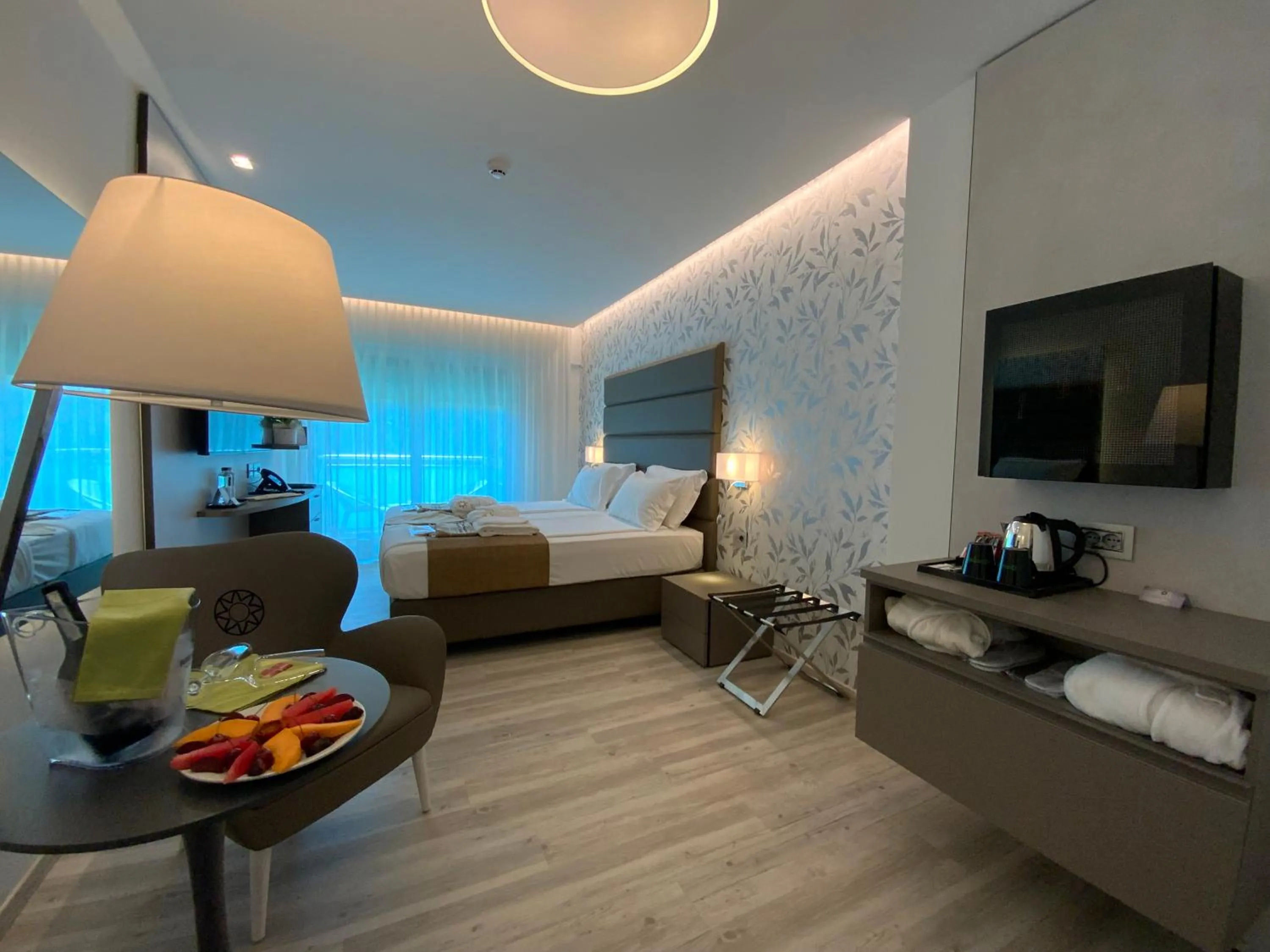 Bedroom, Bed in International Beach Hotel