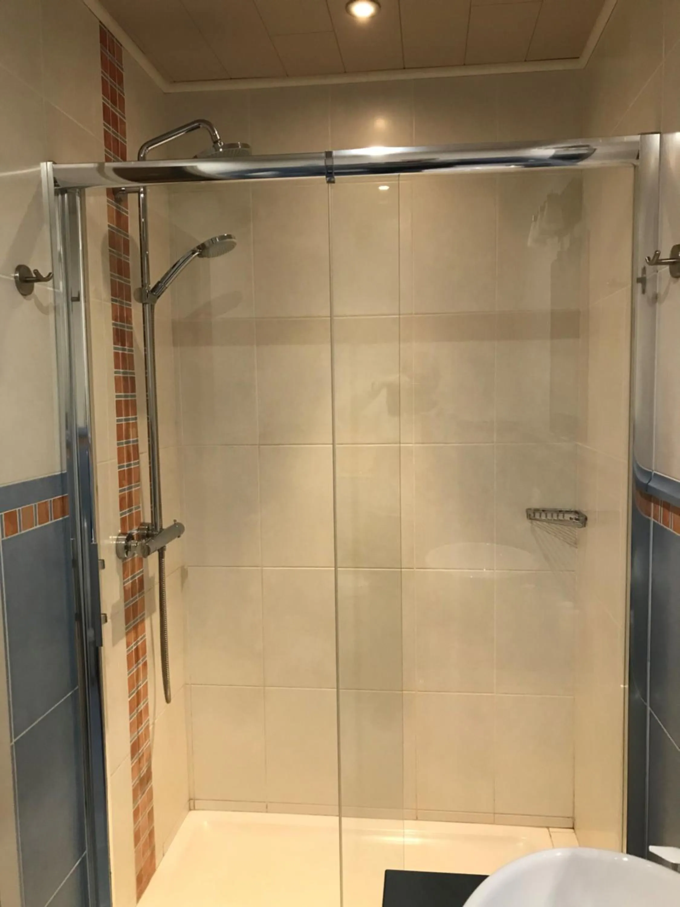 Shower in Maison Chabrat